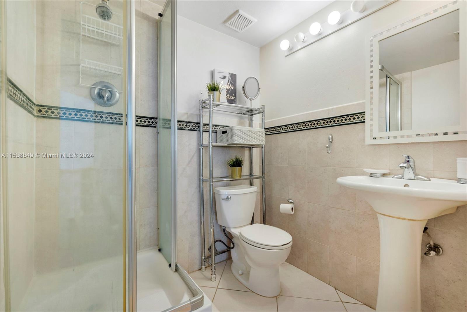 1155 Brickell Bay Dr 202, Miami, Florida 33131, 2 Bedrooms Bedrooms, ,2 BathroomsBathrooms,Residentiallease,For Rent,1155 Brickell Bay Dr 202,A11538849