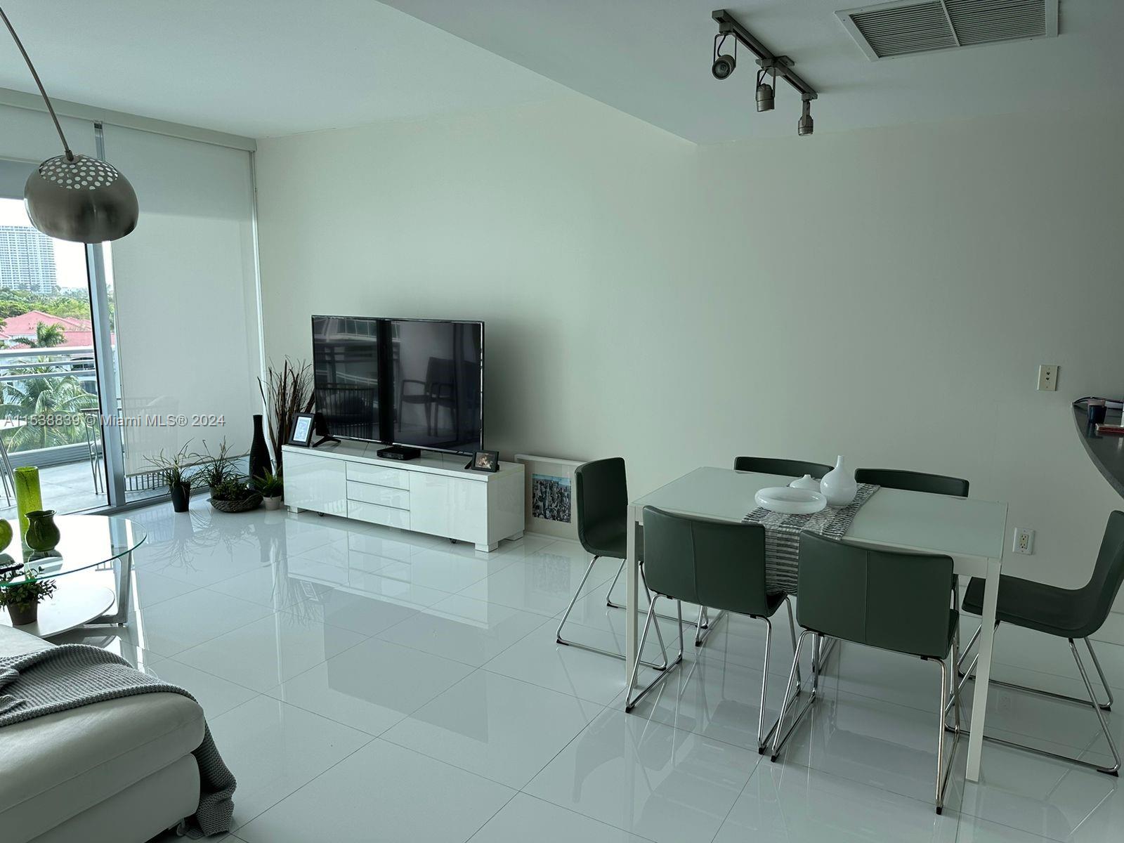 2950 NE 188th St 448, Aventura, Florida 33180, 1 Bedroom Bedrooms, ,2 BathroomsBathrooms,Residentiallease,For Rent,2950 NE 188th St 448,A11538839