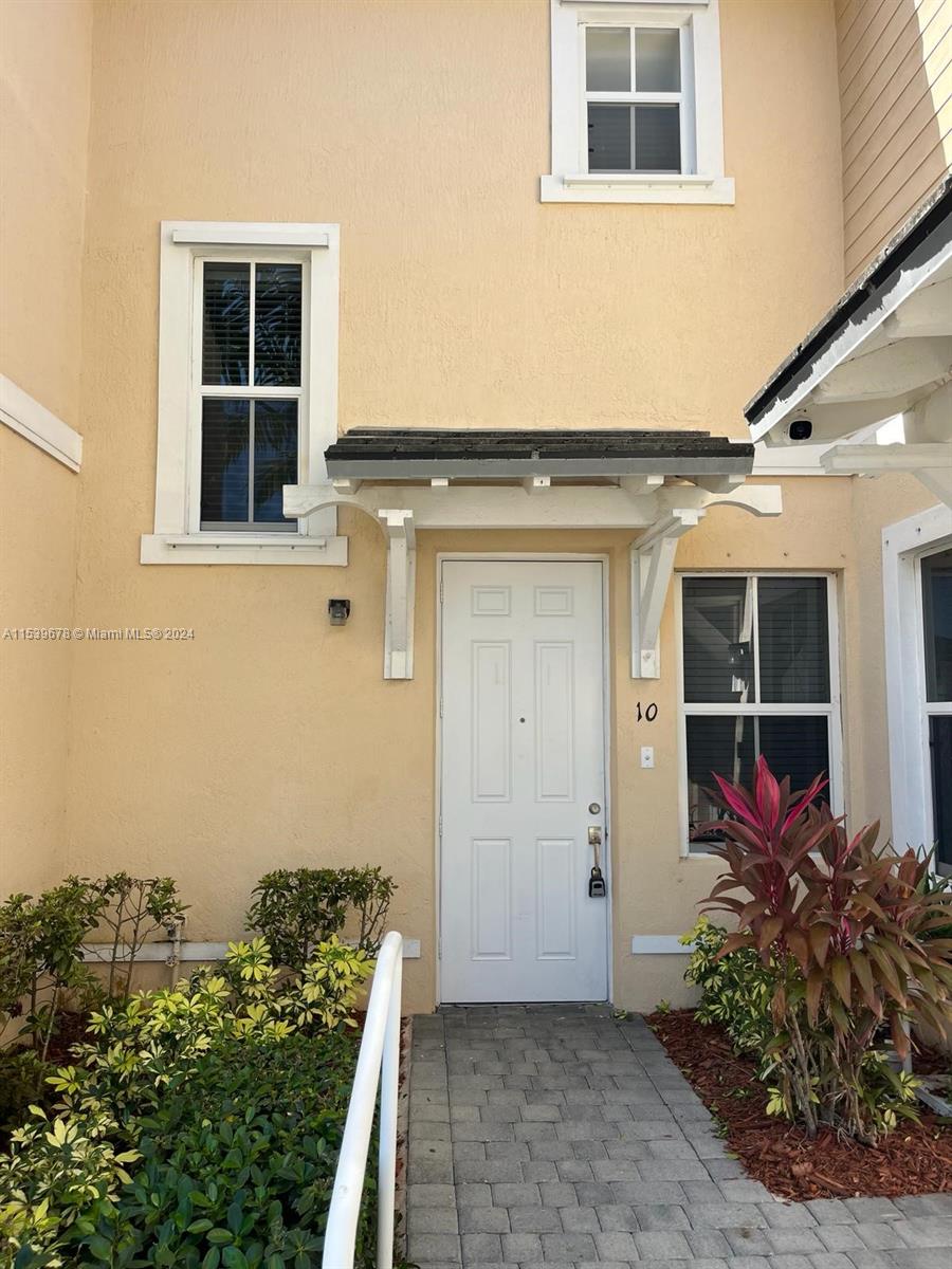 142 SE 28th Ter 10, Homestead, Florida 33033, 3 Bedrooms Bedrooms, ,3 BathroomsBathrooms,Residentiallease,For Rent,142 SE 28th Ter 10,A11539678