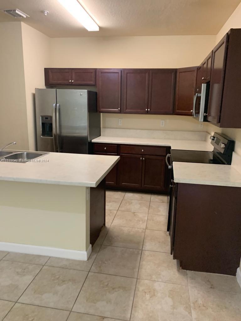 142 SE 28th Ter 10, Homestead, Florida 33033, 3 Bedrooms Bedrooms, ,3 BathroomsBathrooms,Residentiallease,For Rent,142 SE 28th Ter 10,A11539678