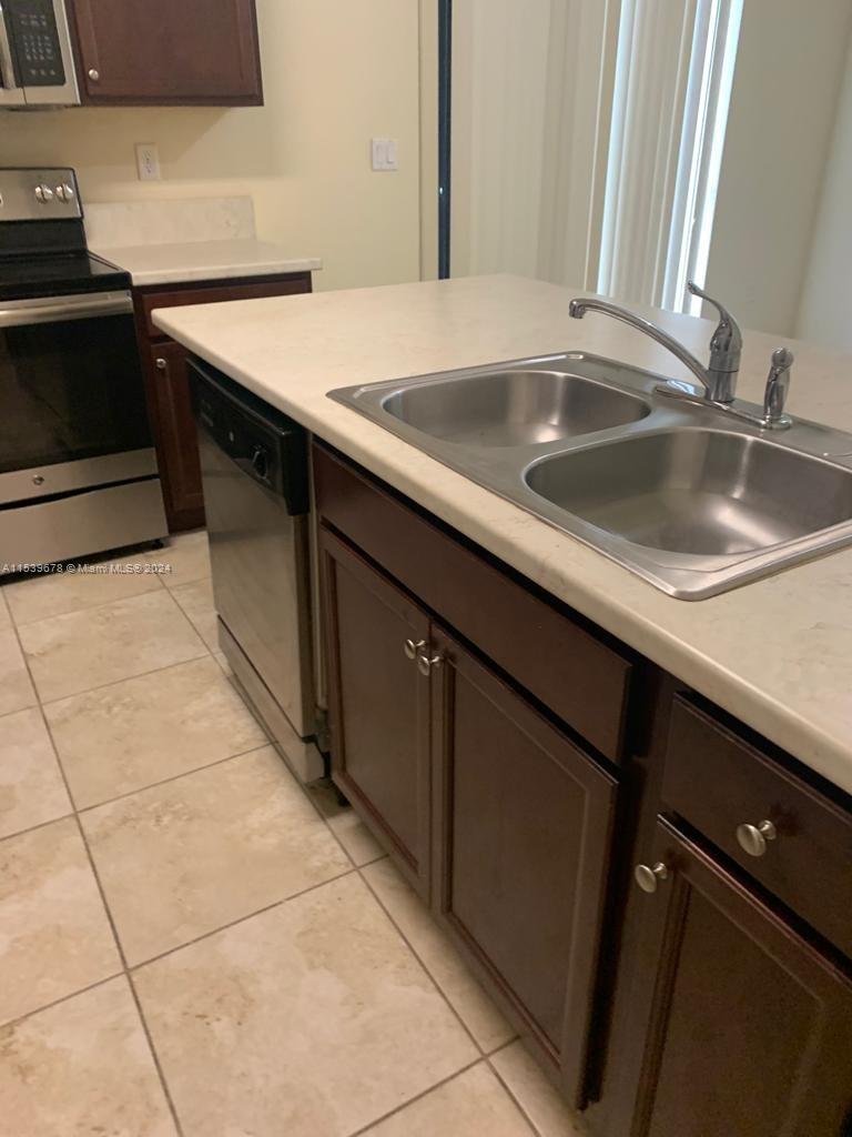 142 SE 28th Ter 10, Homestead, Florida 33033, 3 Bedrooms Bedrooms, ,3 BathroomsBathrooms,Residentiallease,For Rent,142 SE 28th Ter 10,A11539678