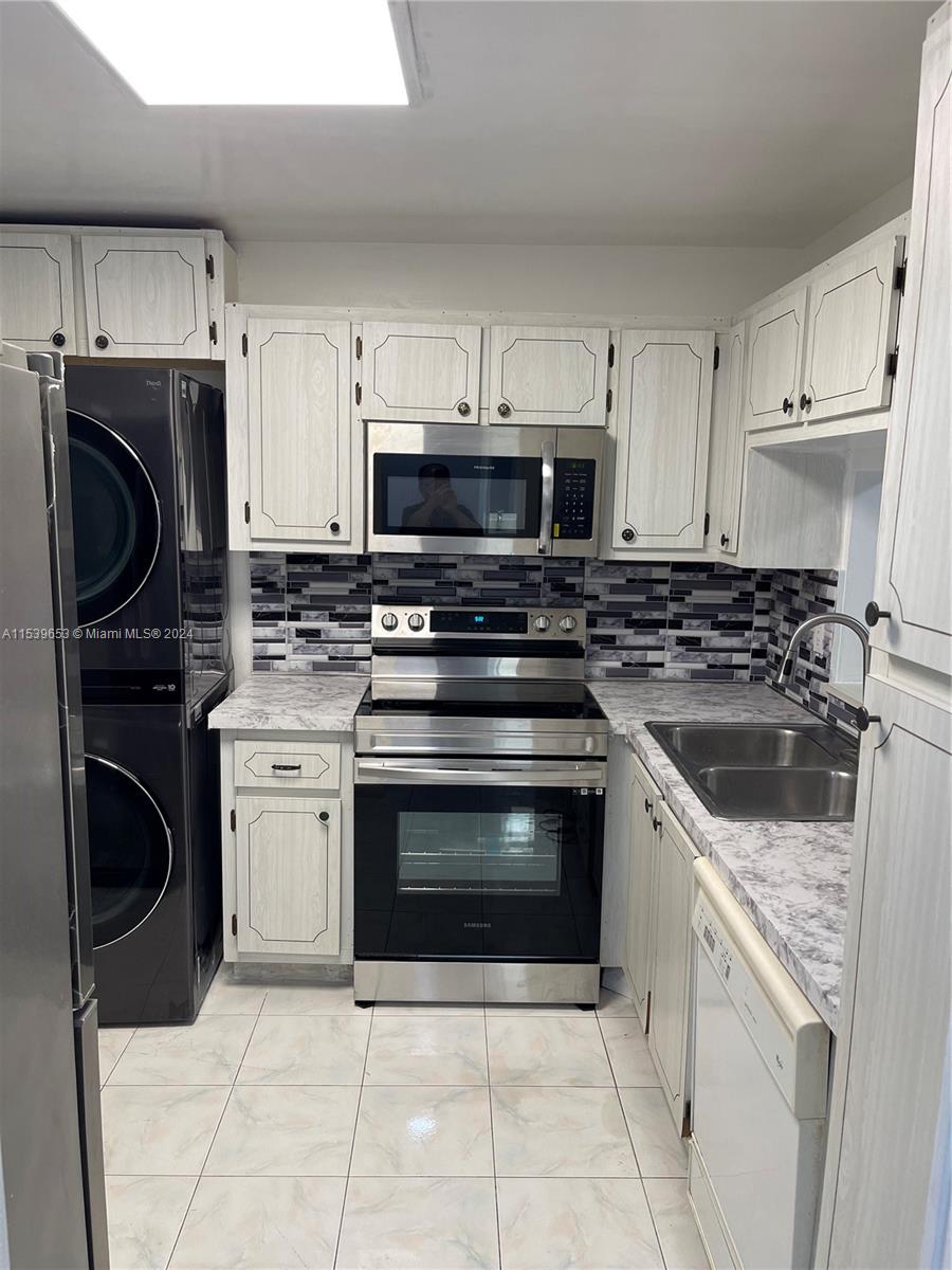 233 NE 14th Ave 406, Hallandale Beach, Florida 33009, 1 Bedroom Bedrooms, ,1 BathroomBathrooms,Residential,For Sale,233 NE 14th Ave 406,A11539653