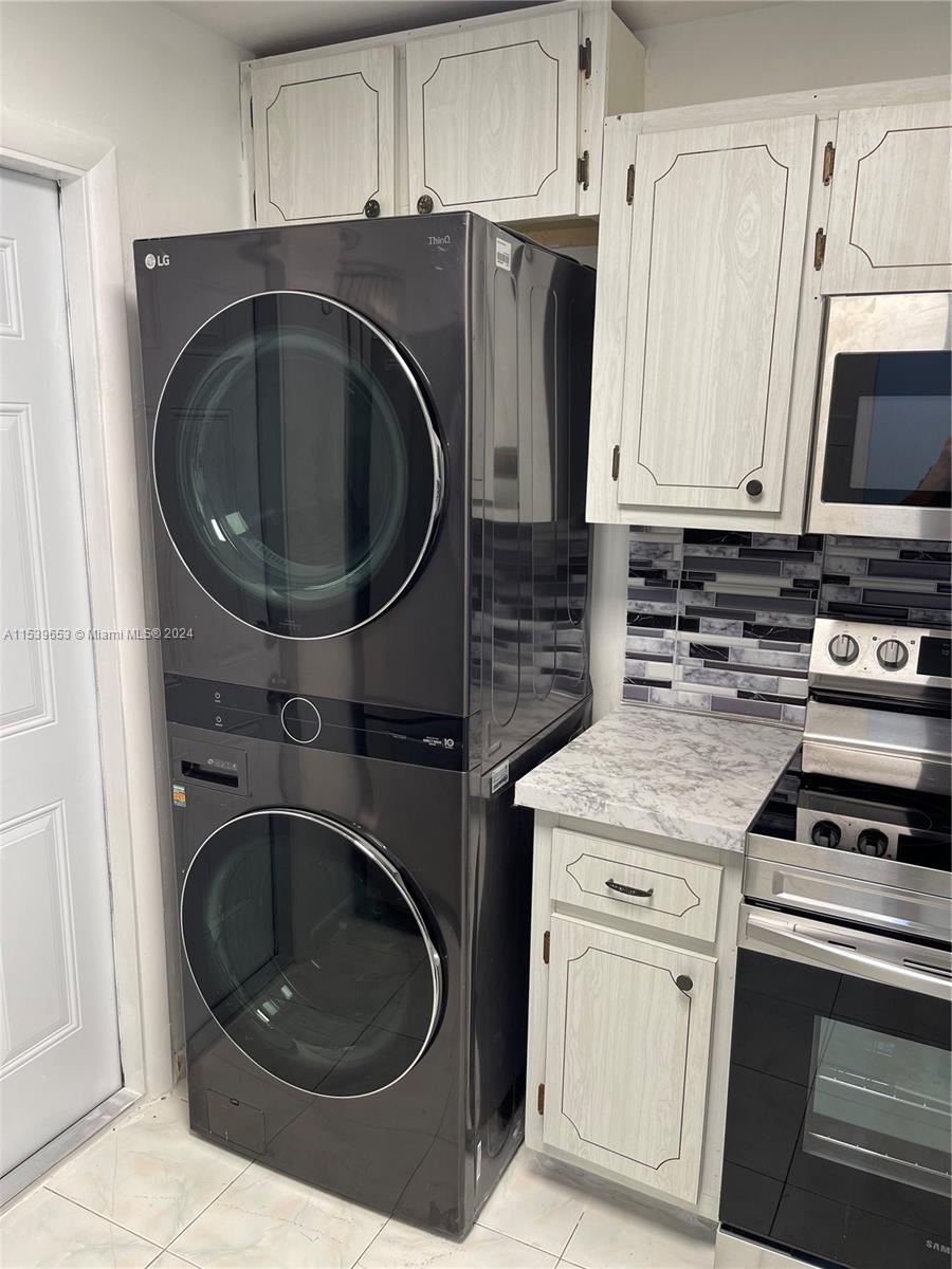 233 NE 14th Ave 406, Hallandale Beach, Florida 33009, 1 Bedroom Bedrooms, ,1 BathroomBathrooms,Residential,For Sale,233 NE 14th Ave 406,A11539653