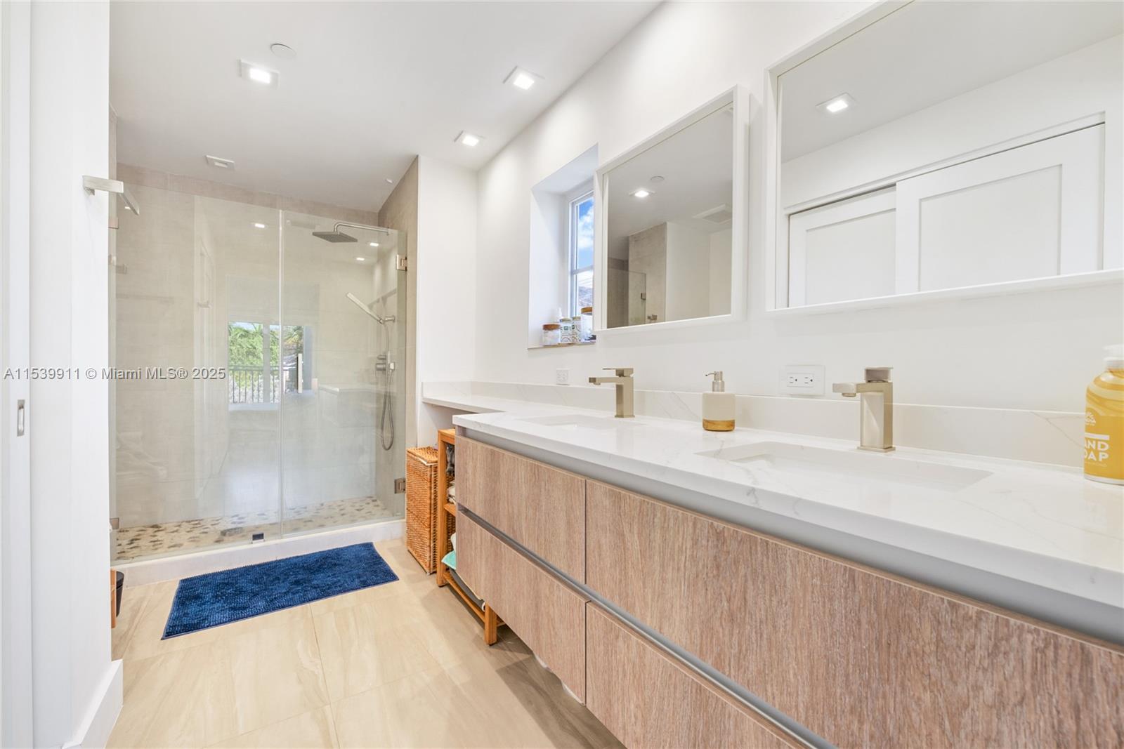 120 Salamanca Ave 2A, Coral Gables, Florida 33134, 2 Bedrooms Bedrooms, ,2 BathroomsBathrooms,Residential,For Sale,120 Salamanca Ave 2A,A11539911