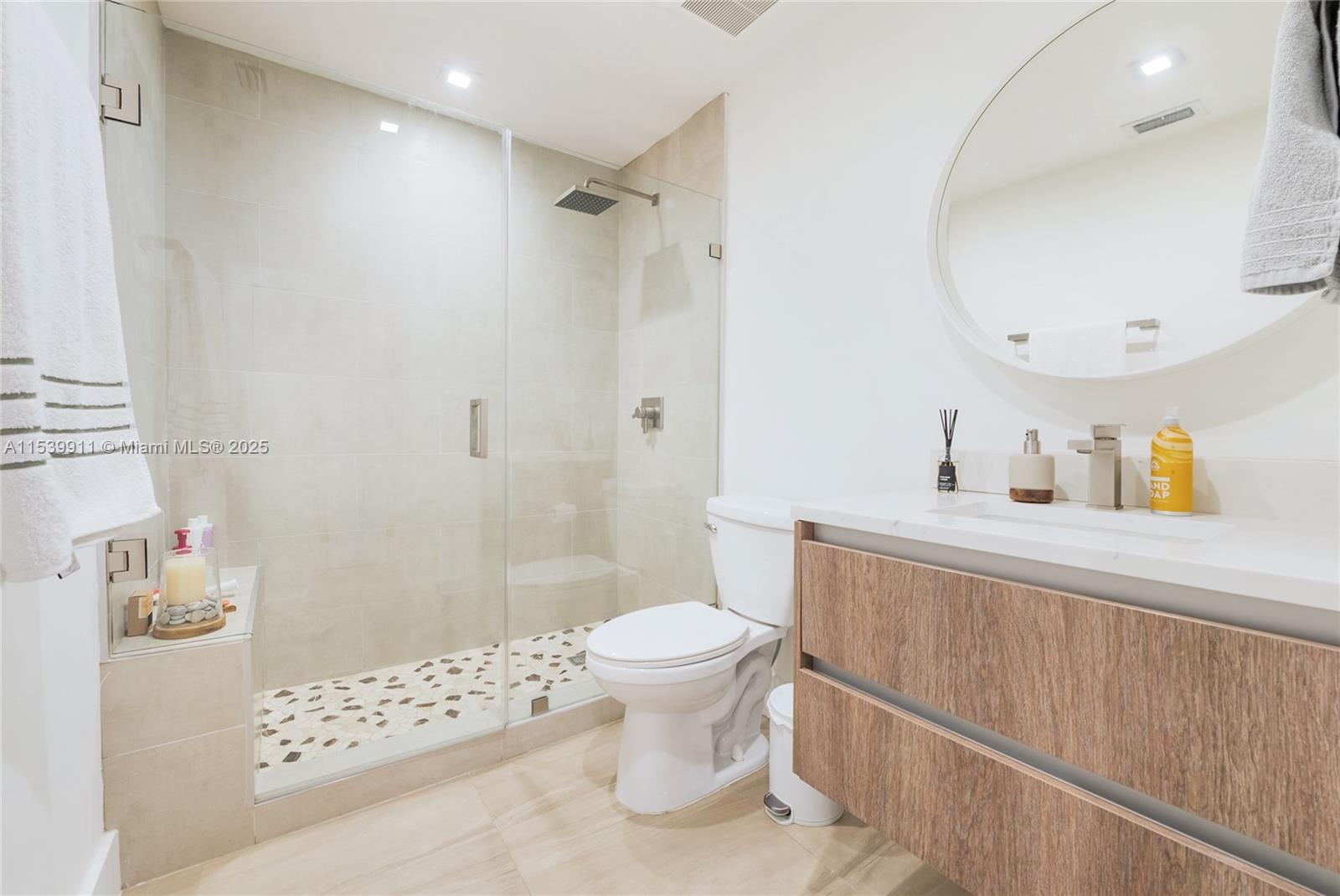 120 Salamanca Ave 2A, Coral Gables, Florida 33134, 2 Bedrooms Bedrooms, ,2 BathroomsBathrooms,Residential,For Sale,120 Salamanca Ave 2A,A11539911