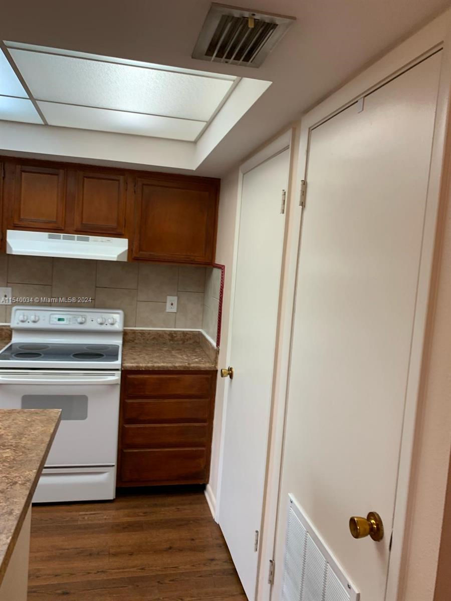 1130 N Lake Parker Avenue E-231, Unincorporated Dade County, Florida 33805, 1 Bedroom Bedrooms, ,1 BathroomBathrooms,Residentiallease,For Rent,1130 N Lake Parker Avenue E-231,A11540034