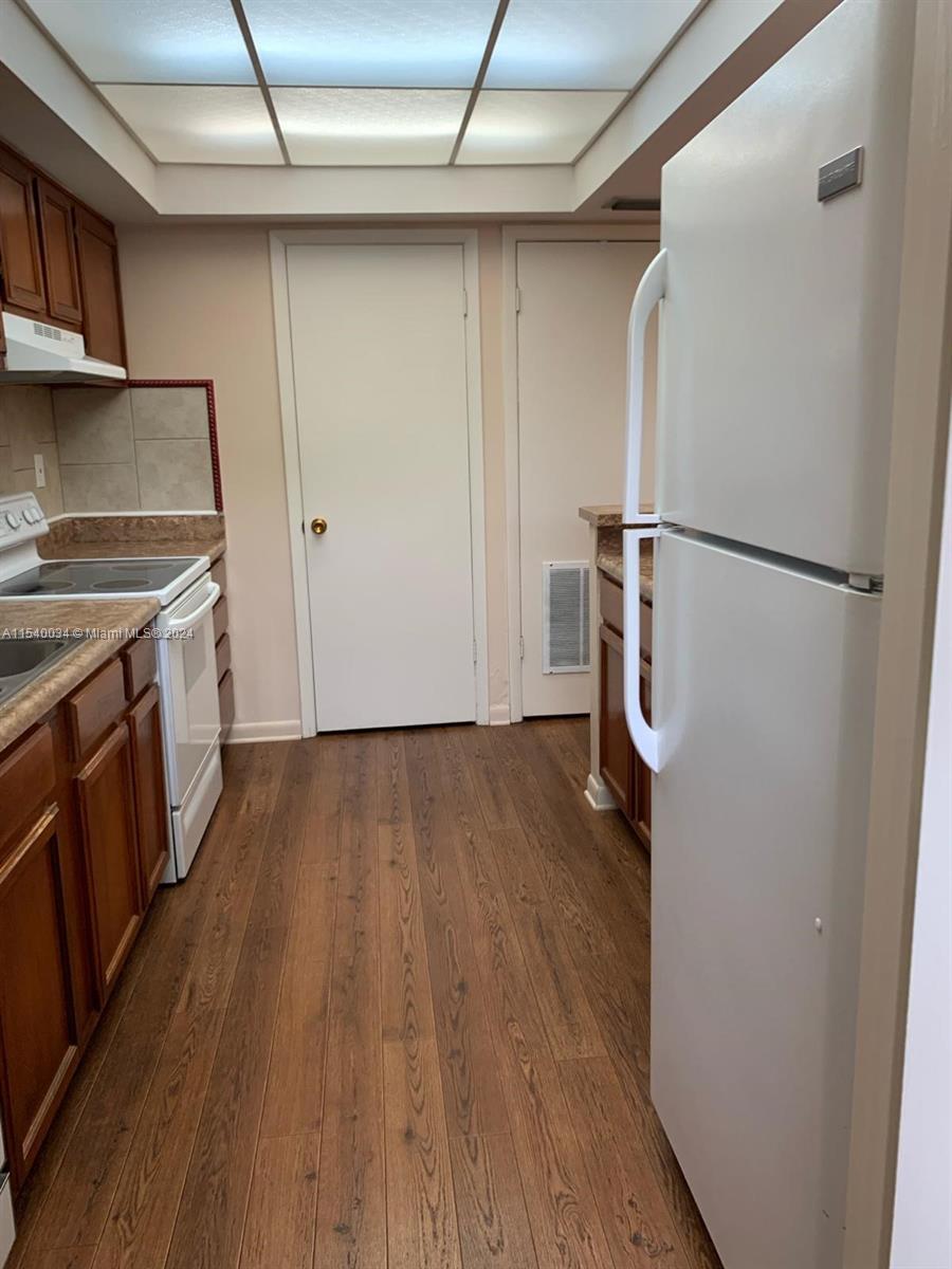 1130 N Lake Parker Avenue E-231, Unincorporated Dade County, Florida 33805, 1 Bedroom Bedrooms, ,1 BathroomBathrooms,Residentiallease,For Rent,1130 N Lake Parker Avenue E-231,A11540034