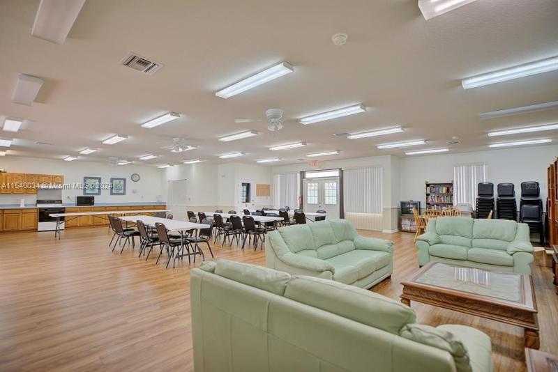 1130 N Lake Parker Avenue E-231, Unincorporated Dade County, Florida 33805, 1 Bedroom Bedrooms, ,1 BathroomBathrooms,Residentiallease,For Rent,1130 N Lake Parker Avenue E-231,A11540034