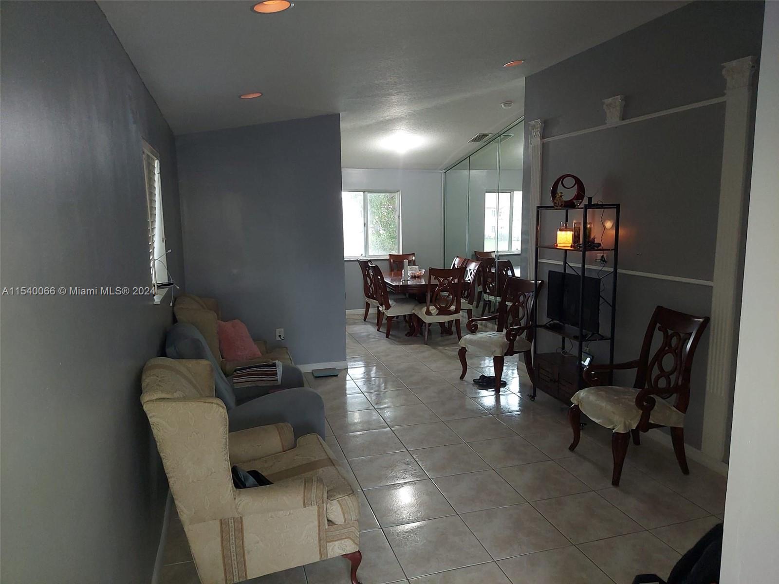 1261 SE 27th St 201, Homestead, Florida 33035, 3 Bedrooms Bedrooms, ,2 BathroomsBathrooms,Residentiallease,For Rent,1261 SE 27th St 201,A11540066