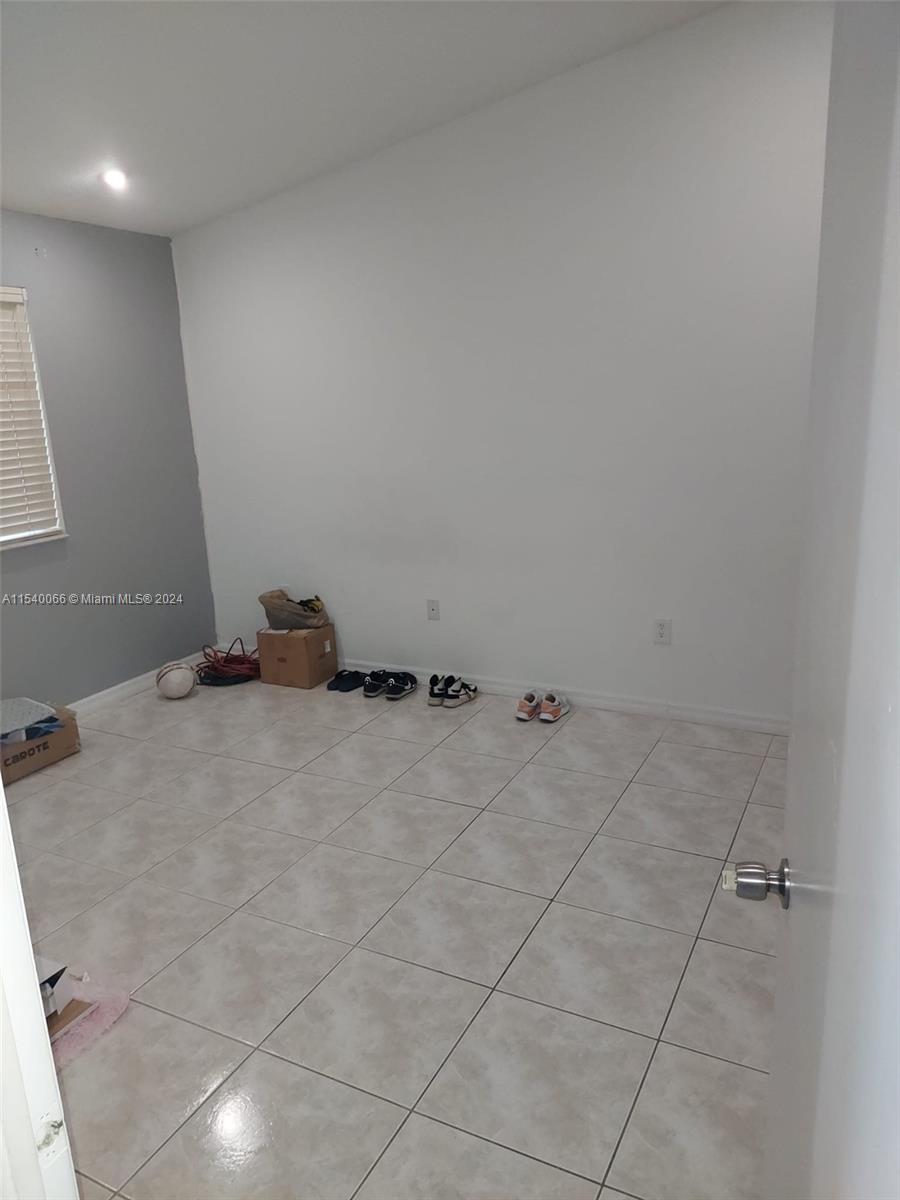 1261 SE 27th St 201, Homestead, Florida 33035, 3 Bedrooms Bedrooms, ,2 BathroomsBathrooms,Residentiallease,For Rent,1261 SE 27th St 201,A11540066