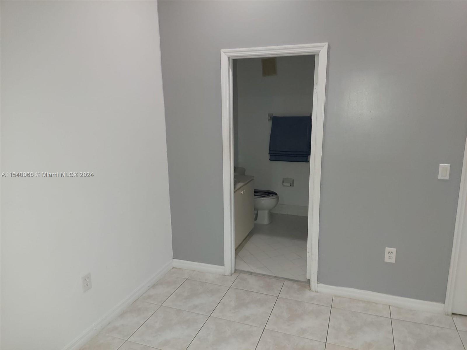 1261 SE 27th St 201, Homestead, Florida 33035, 3 Bedrooms Bedrooms, ,2 BathroomsBathrooms,Residentiallease,For Rent,1261 SE 27th St 201,A11540066