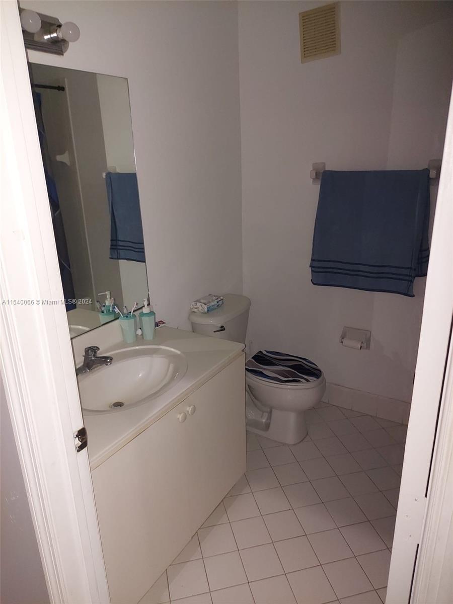 1261 SE 27th St 201, Homestead, Florida 33035, 3 Bedrooms Bedrooms, ,2 BathroomsBathrooms,Residentiallease,For Rent,1261 SE 27th St 201,A11540066