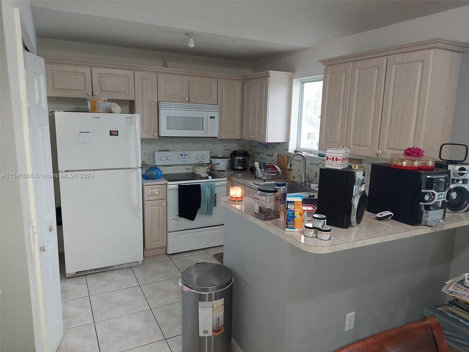 1261 SE 27th St 201, Homestead, Florida 33035, 3 Bedrooms Bedrooms, ,2 BathroomsBathrooms,Residentiallease,For Rent,1261 SE 27th St 201,A11540066