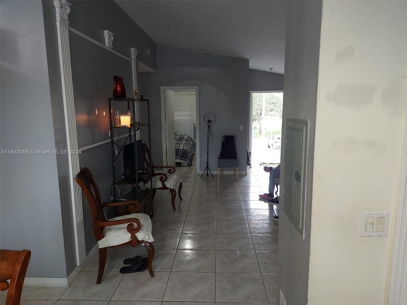 1261 SE 27th St 201, Homestead, Florida 33035, 3 Bedrooms Bedrooms, ,2 BathroomsBathrooms,Residentiallease,For Rent,1261 SE 27th St 201,A11540066