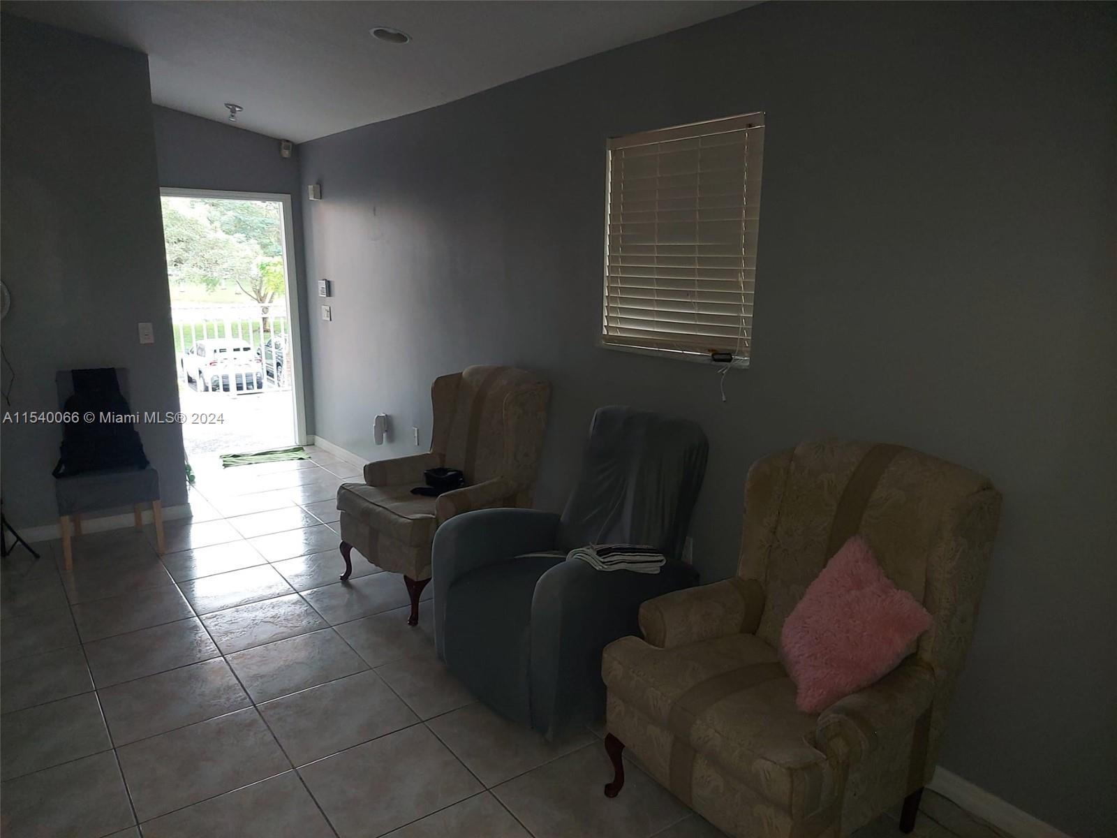 1261 SE 27th St 201, Homestead, Florida 33035, 3 Bedrooms Bedrooms, ,2 BathroomsBathrooms,Residentiallease,For Rent,1261 SE 27th St 201,A11540066