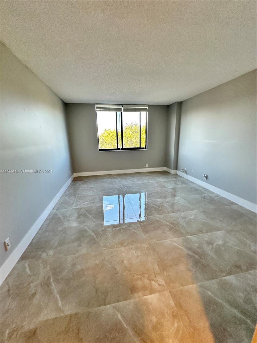 901 Hillcrest Dr 315, Hollywood, Florida 33021, 2 Bedrooms Bedrooms, ,2 BathroomsBathrooms,Residentiallease,For Rent,901 Hillcrest Dr 315,A11540113