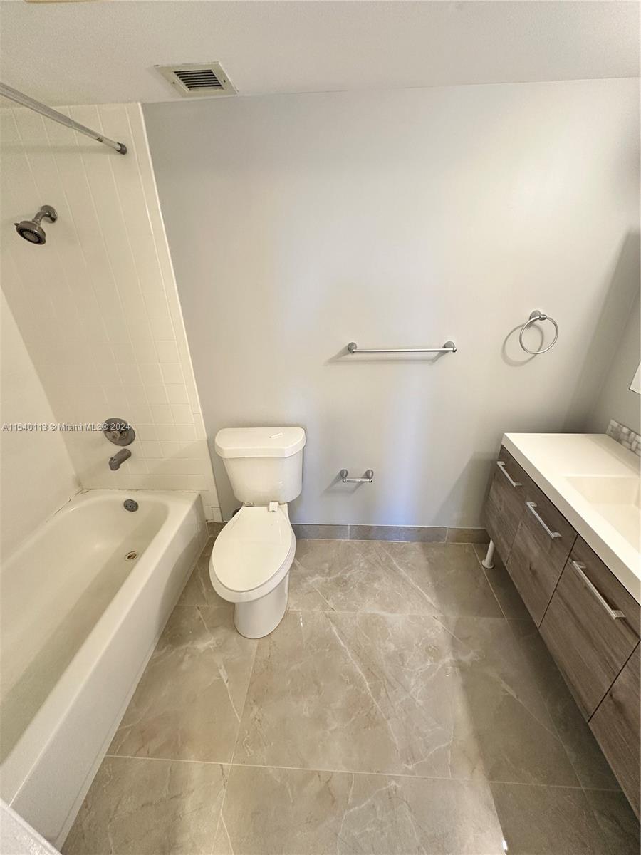 901 Hillcrest Dr 315, Hollywood, Florida 33021, 2 Bedrooms Bedrooms, ,2 BathroomsBathrooms,Residentiallease,For Rent,901 Hillcrest Dr 315,A11540113