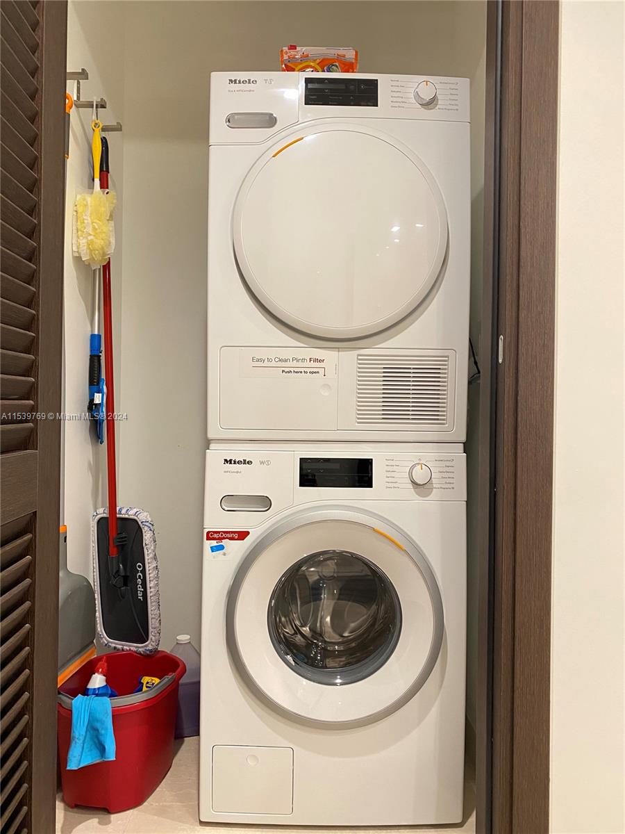 1000 Brickell Plaza 3807, Miami, Florida 33131, 1 Bedroom Bedrooms, ,2 BathroomsBathrooms,Residentiallease,For Rent,1000 Brickell Plaza 3807,A11539769