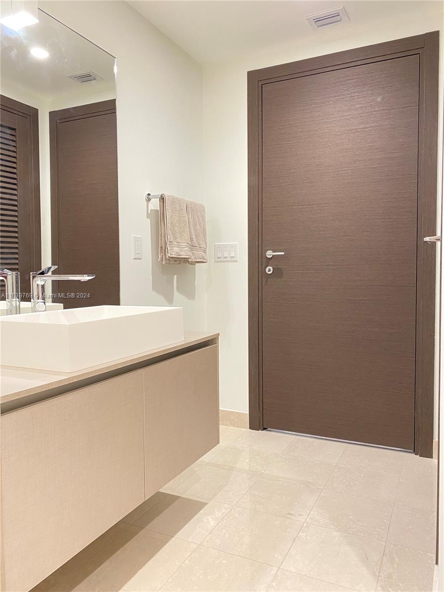 1000 Brickell Plaza 3807, Miami, Florida 33131, 1 Bedroom Bedrooms, ,2 BathroomsBathrooms,Residentiallease,For Rent,1000 Brickell Plaza 3807,A11539769