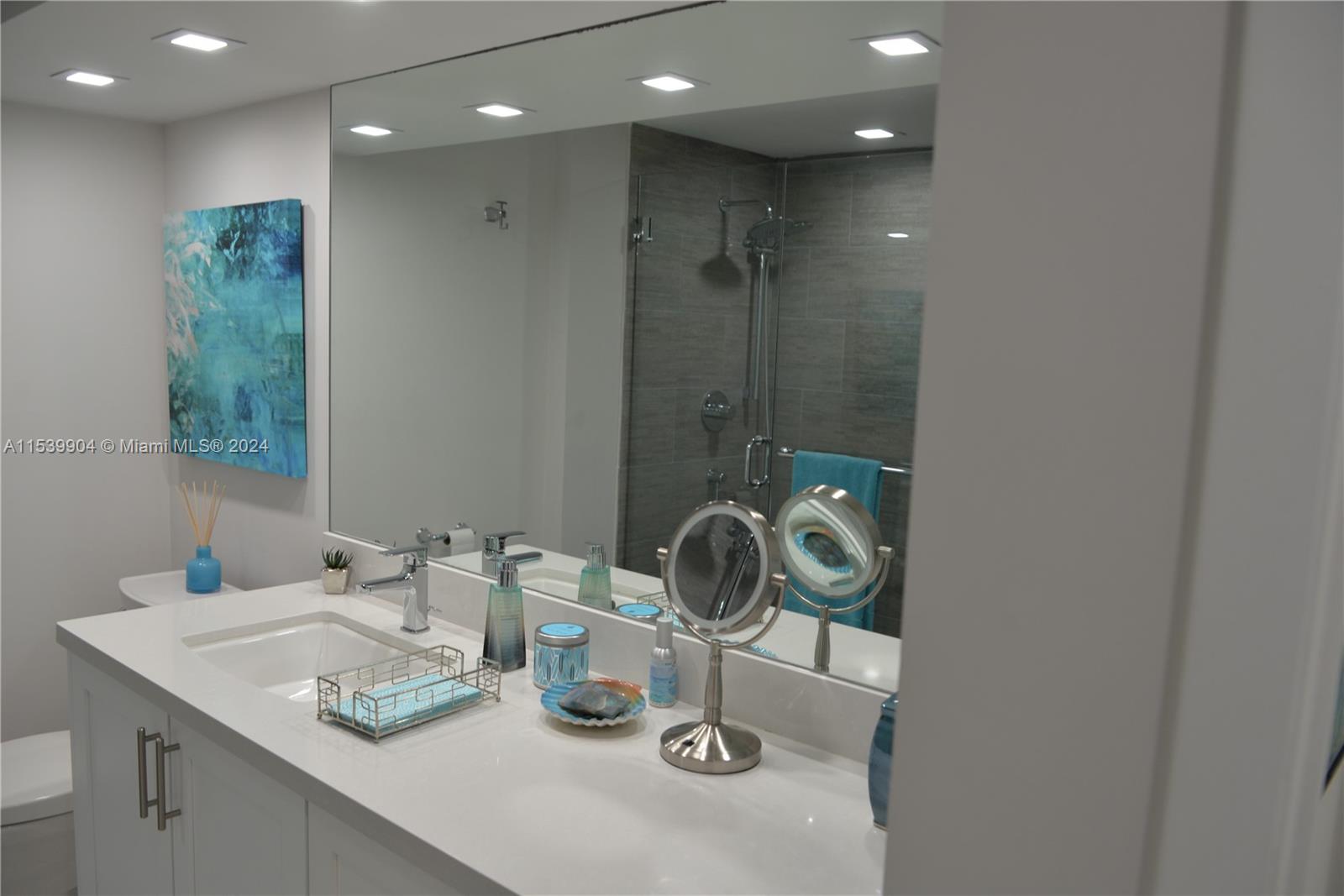 2nd bedroom 's bathroom.