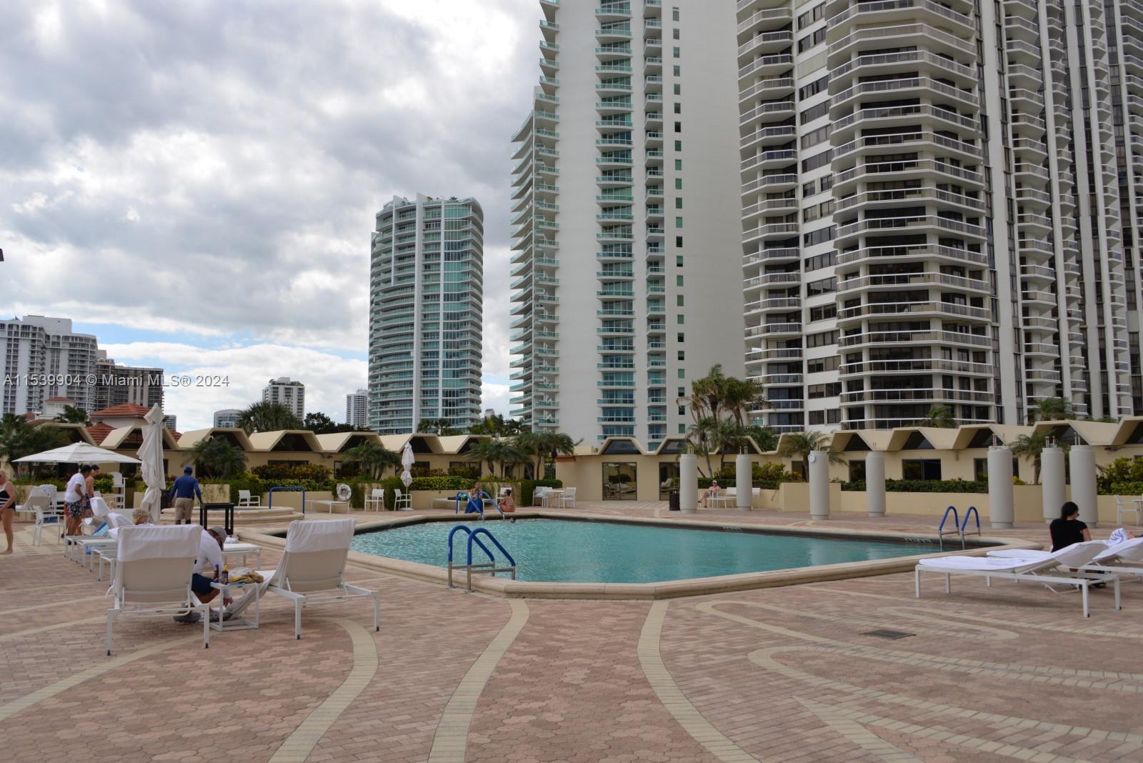 Pool/jacuzi/cabana area