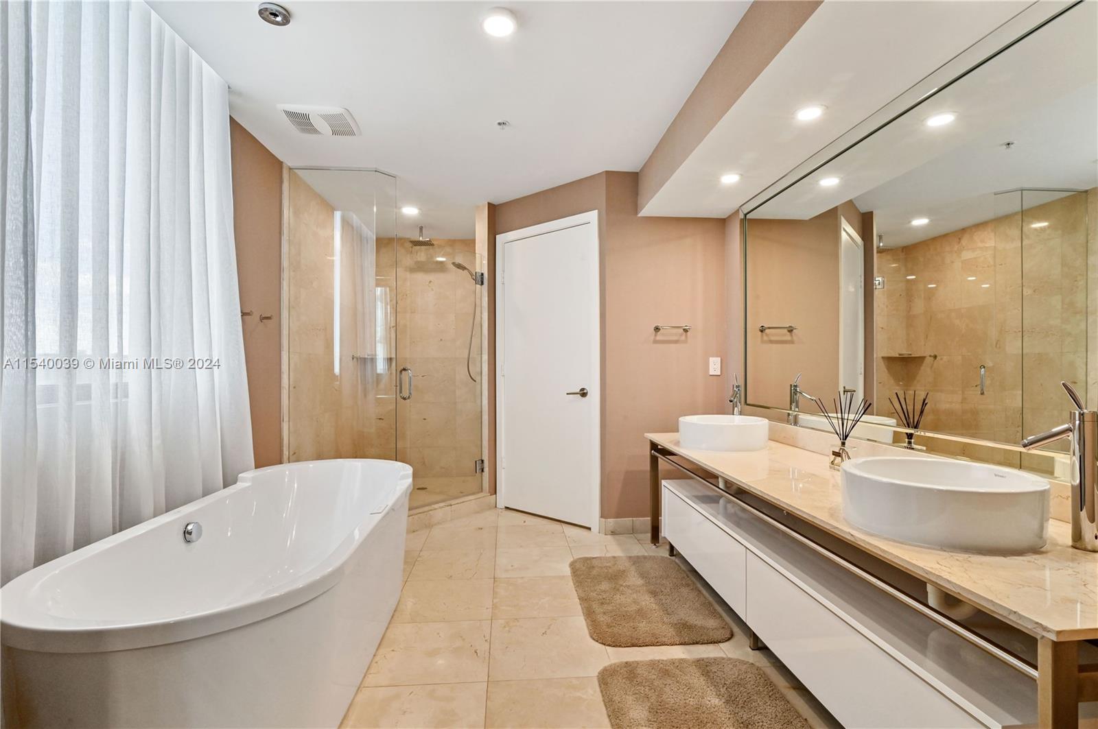 16275 Collins Ave, Sunny Isles Beach, FL, 33160 United States, 3 Bedrooms Bedrooms, ,3 BathroomsBathrooms,Residential,For Sale,Collins Ave,A11540039