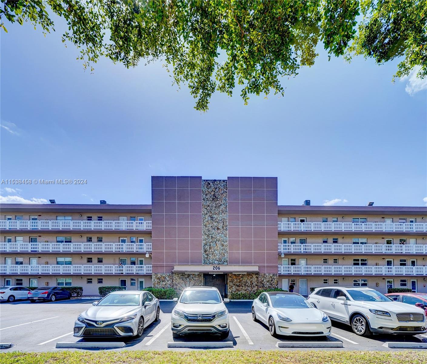 206 SE 10th St 105, Dania Beach, Florida 33004, 1 Bedroom Bedrooms, ,1 BathroomBathrooms,Residential,For Sale,206 SE 10th St 105,A11538458