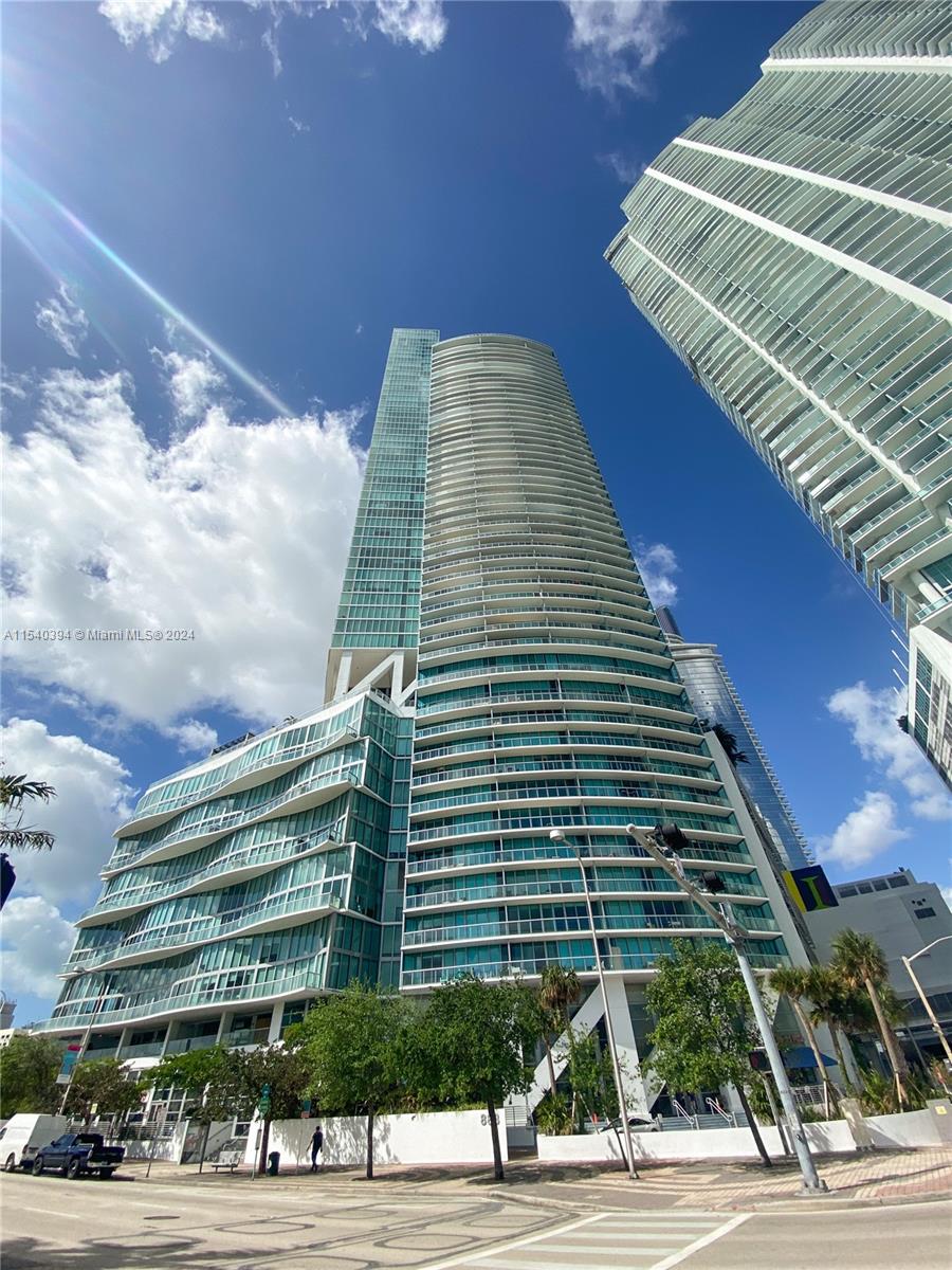 ONE OF A KIND OPPORTUNITY - PERFECT VIEW -  2 bed + 2.5 bath Condo in Downtown Miami. WON'T LAST! --- Unit with stainless steel appliances, W&D & walk-in closet in each bedroom. Conveniently located across the street from the Kaseya Center, just minutes from the beaches, Design District, Museum Park, The Opera and Ballet, Art Museum and Fine Dining. Great building amenities: sunrise and sunset pools, 2 hot tubs, 24-hr security and concierge, valet parking, business center, fitness center, club room. -- TEXT ME TO SEND YOU THE LISTING VIDEO
