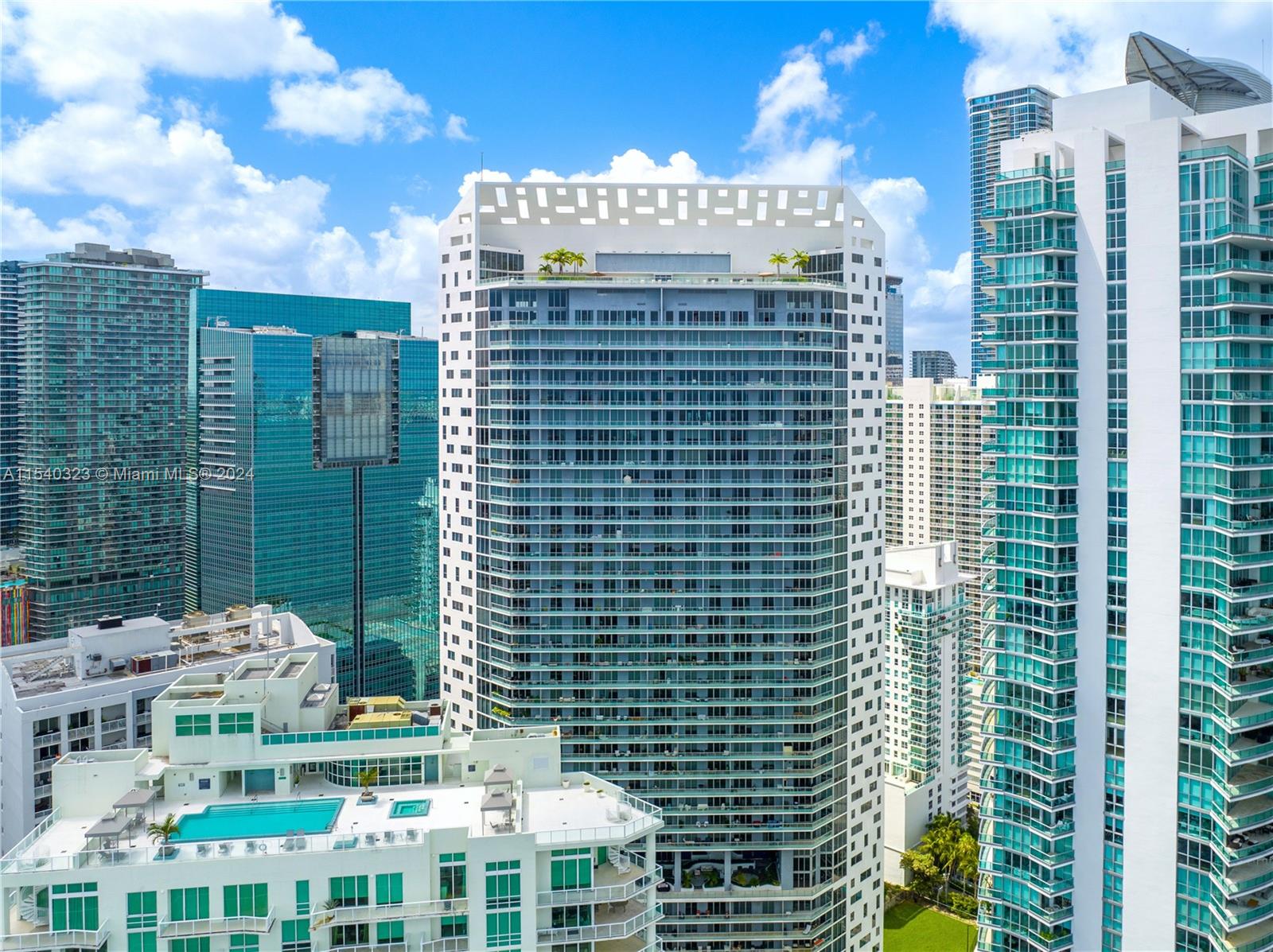 A fantastic unit at the much sought after Brickell House in Brickell. Incredible location by the Bay of Biscayne and yet a short walk away from all the action Brickell and Downtown Miami has to offer. This 2 bedroom 2 1/2 bathroom unit is upgraded and comes with large porcelain tile floors throughout, a beautifully designed interior that's sleek and stylish, a well-equipped kitchen with an island, living room and dining room.  Bedrooms come with built-out closets each with an en-suite bathroom. Flat screen TV's and cable and internet provided.
Building features all the modern amenities including 2 pools, hot tub, fitness center with spa, theater room, two lounges, kids room and 24hr concierge, valet and security.