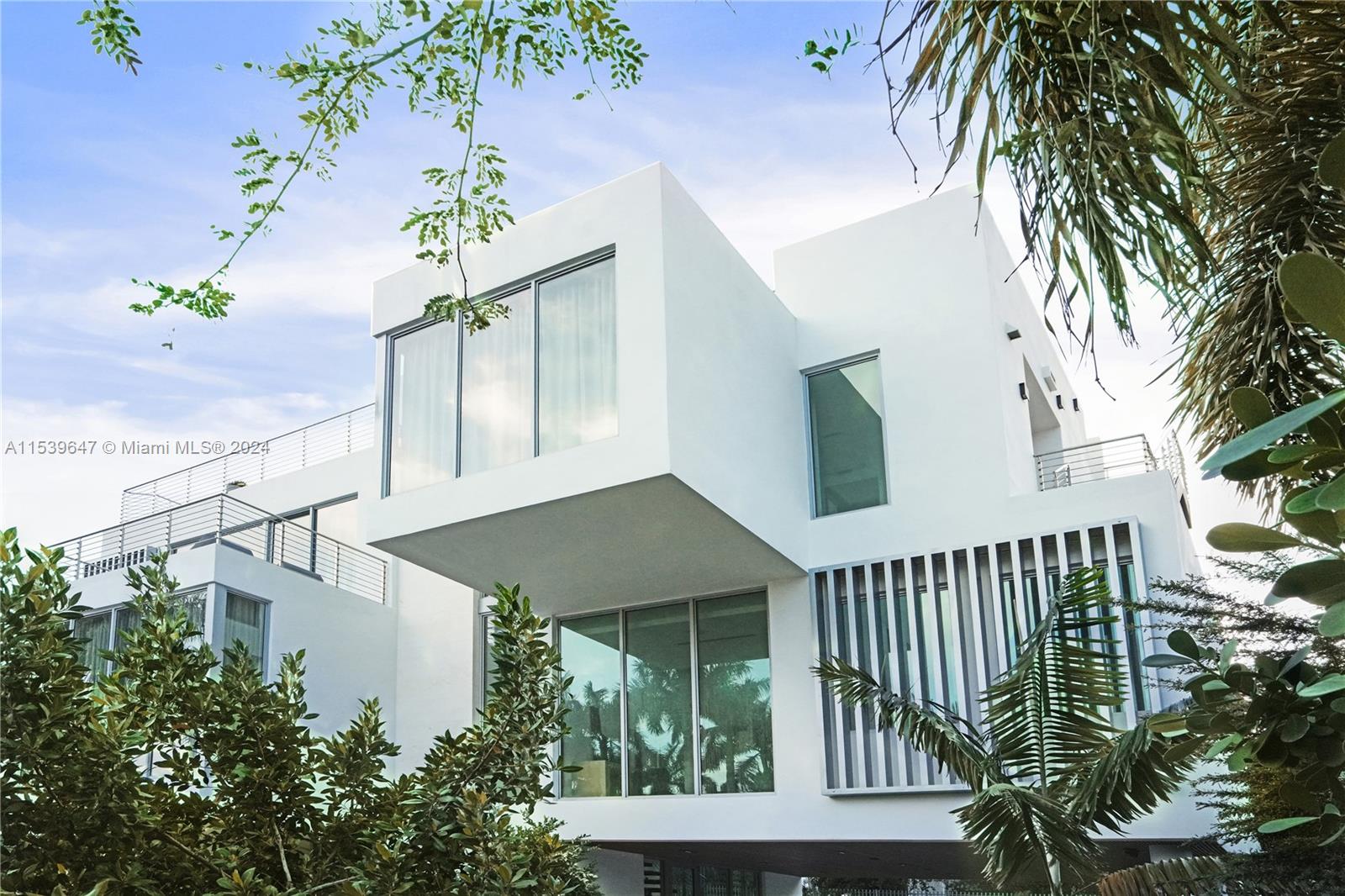 2nd bedroom cantilevers out from the home for magnificcient views