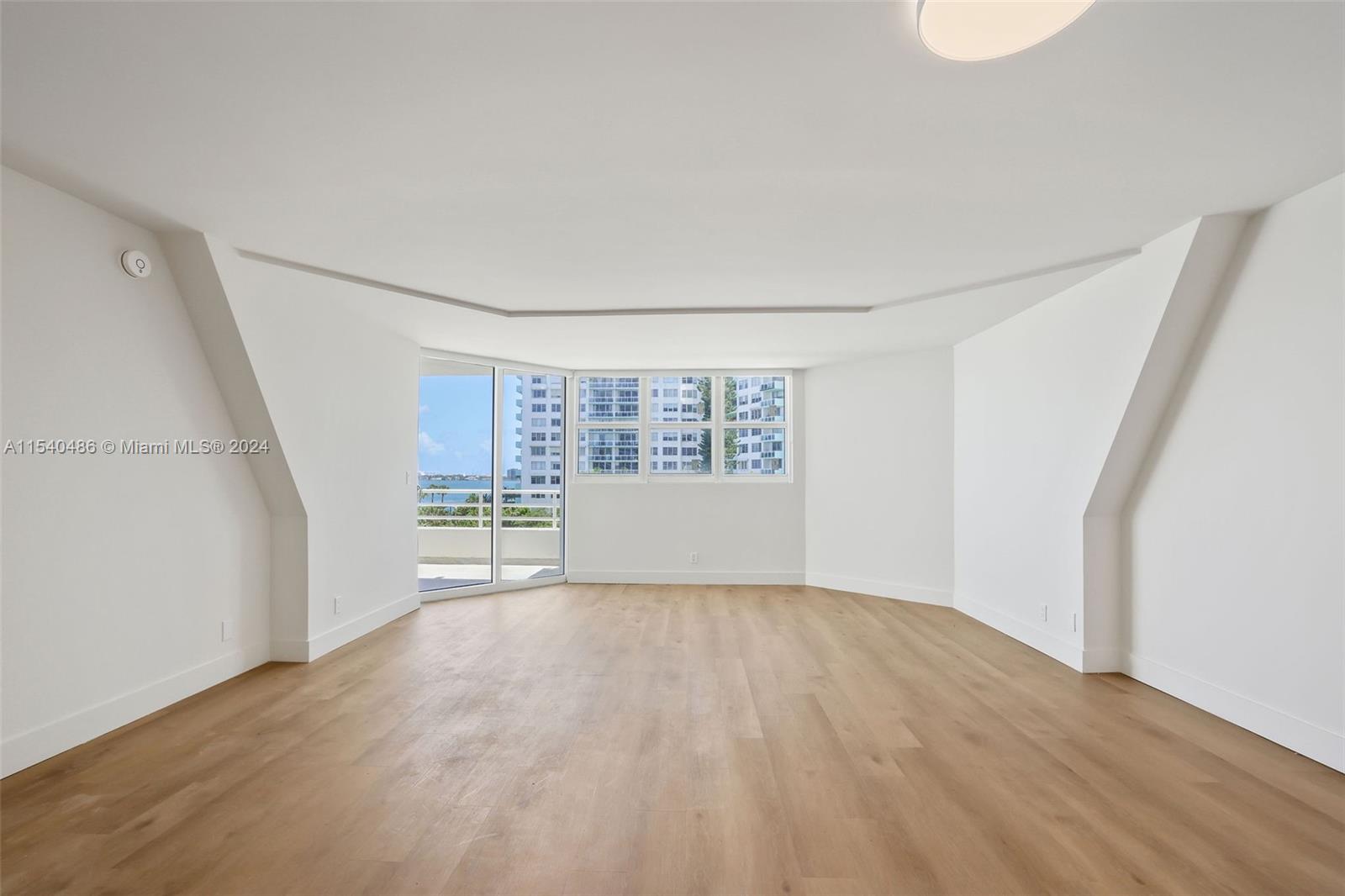 555 NE 34th St 0303, Miami, Florida 33137, 2 Bedrooms Bedrooms, ,2 BathroomsBathrooms,Residentiallease,For Rent,555 NE 34th St 0303,A11540486