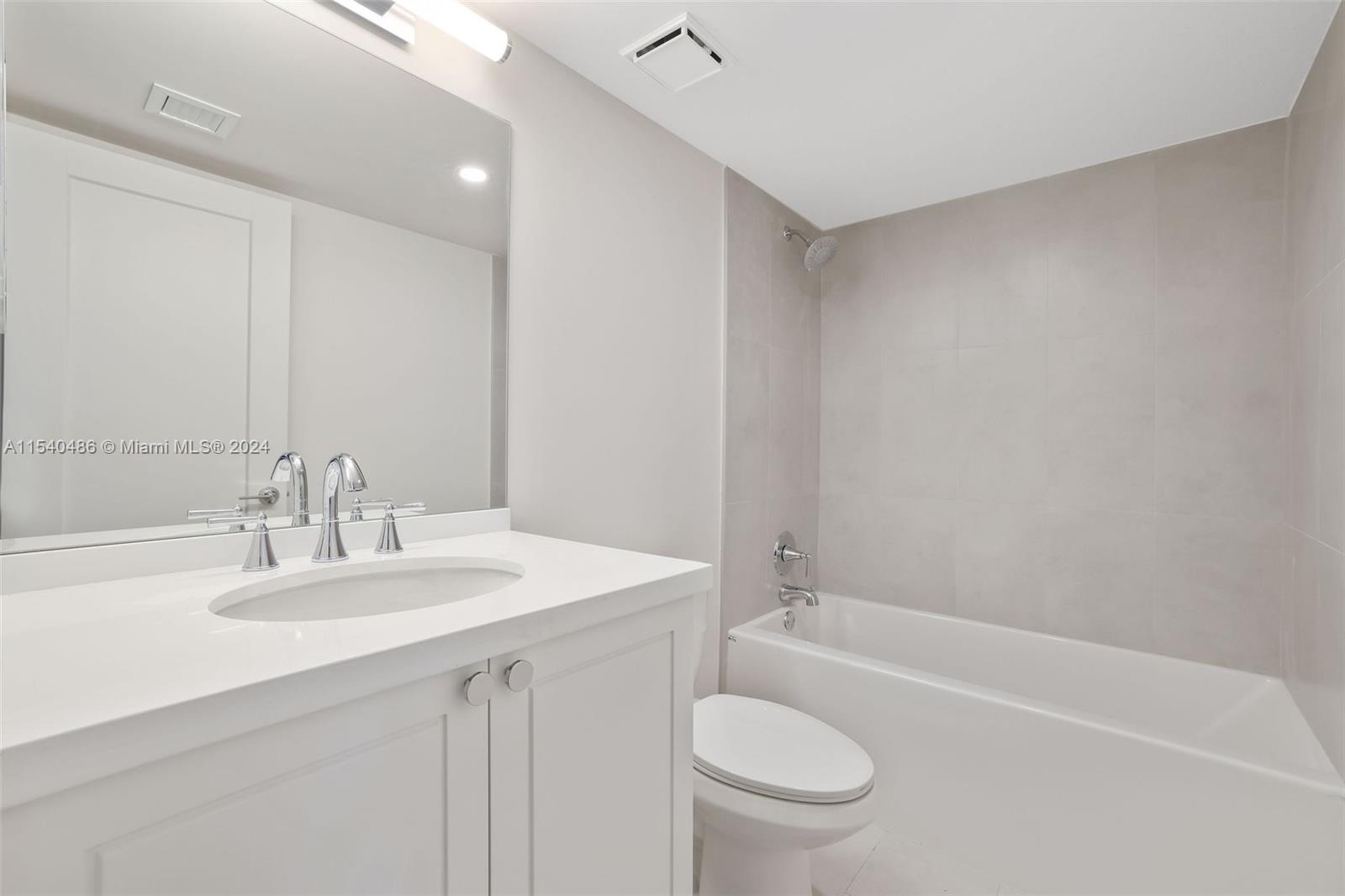 555 NE 34th St 0303, Miami, Florida 33137, 2 Bedrooms Bedrooms, ,2 BathroomsBathrooms,Residentiallease,For Rent,555 NE 34th St 0303,A11540486