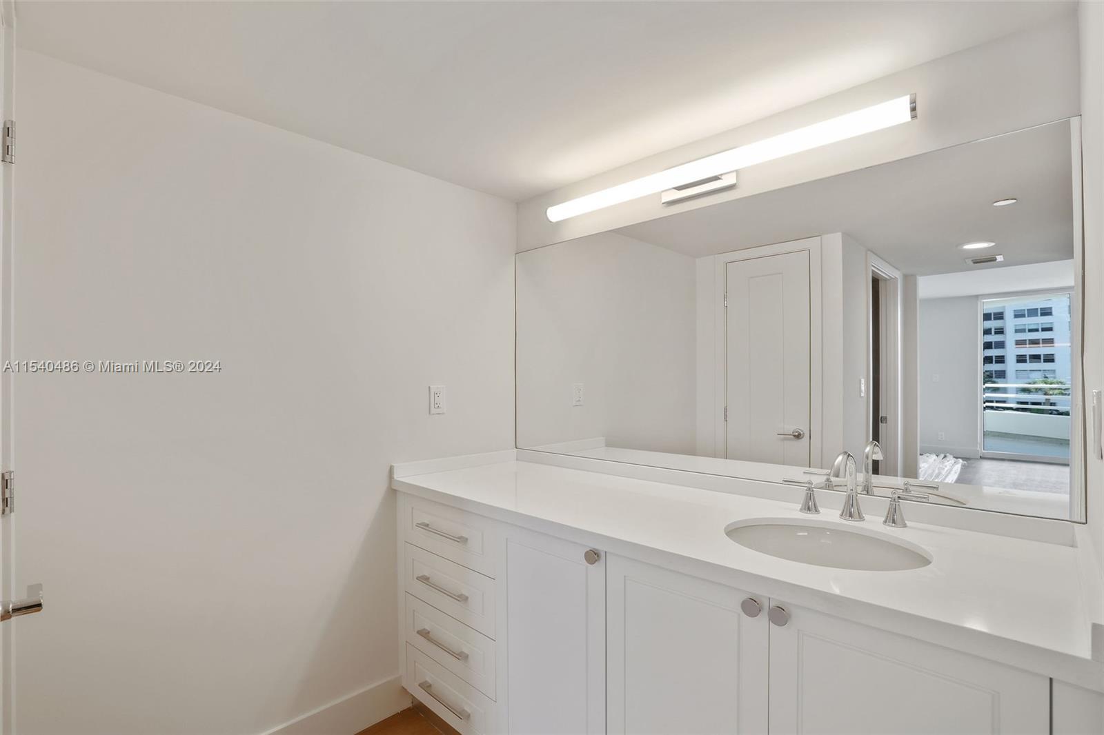 555 NE 34th St 0303, Miami, Florida 33137, 2 Bedrooms Bedrooms, ,2 BathroomsBathrooms,Residentiallease,For Rent,555 NE 34th St 0303,A11540486