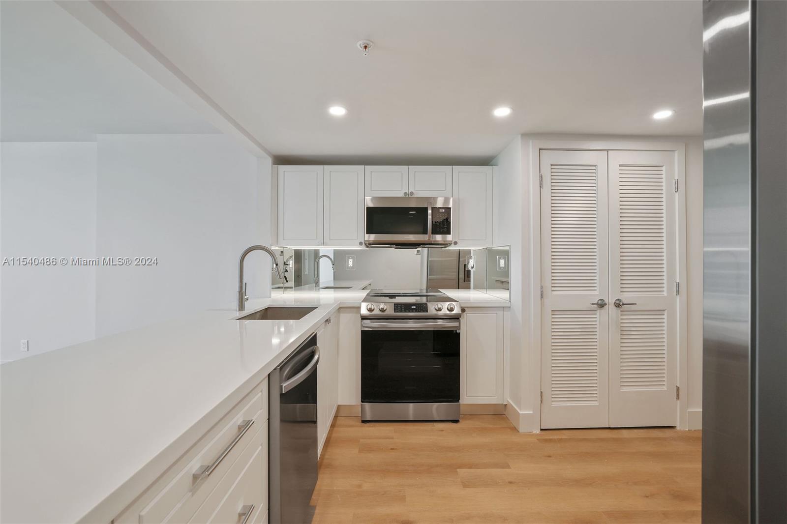 555 NE 34th St 0303, Miami, Florida 33137, 2 Bedrooms Bedrooms, ,2 BathroomsBathrooms,Residentiallease,For Rent,555 NE 34th St 0303,A11540486