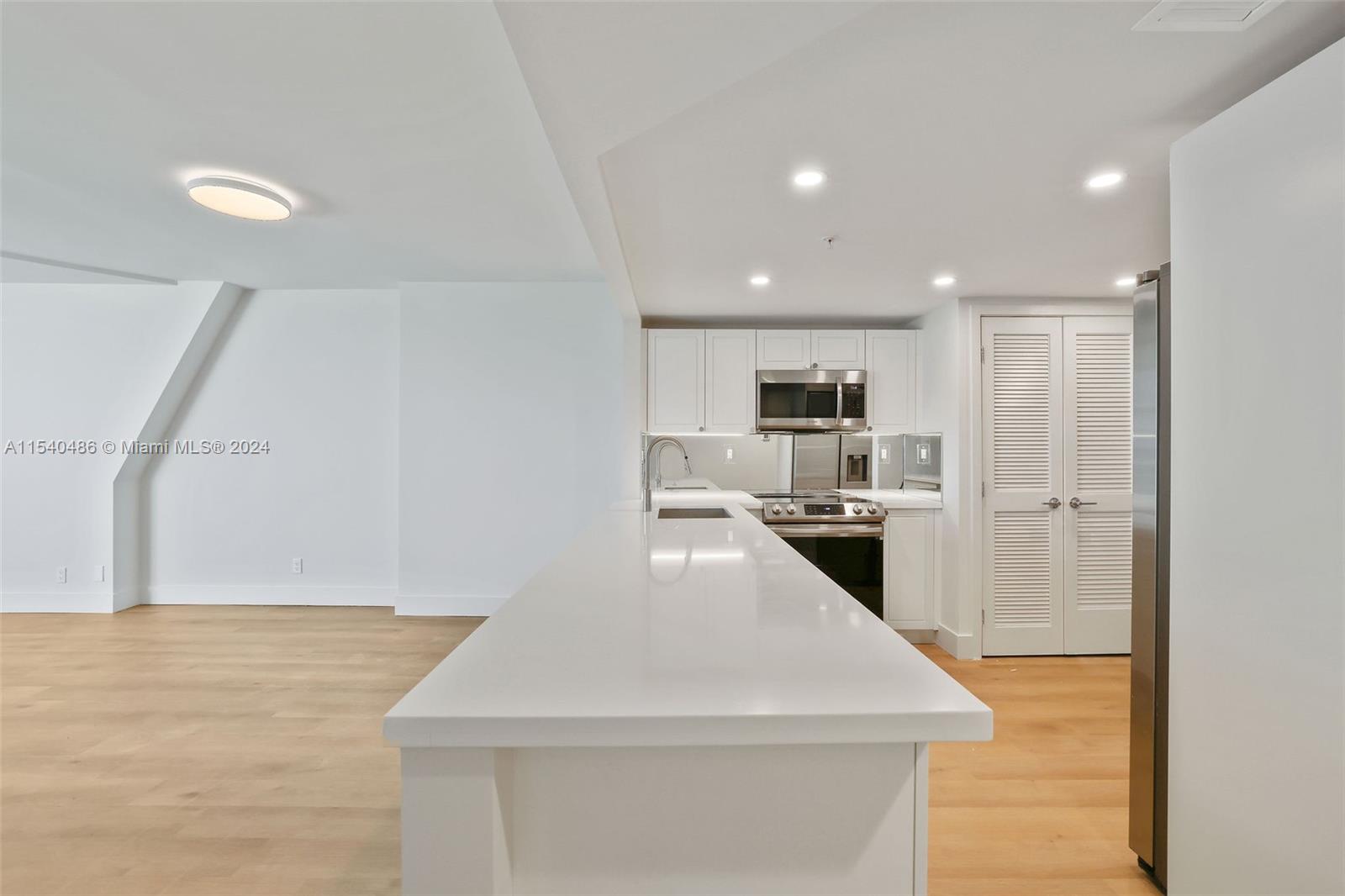 555 NE 34th St 0303, Miami, Florida 33137, 2 Bedrooms Bedrooms, ,2 BathroomsBathrooms,Residentiallease,For Rent,555 NE 34th St 0303,A11540486