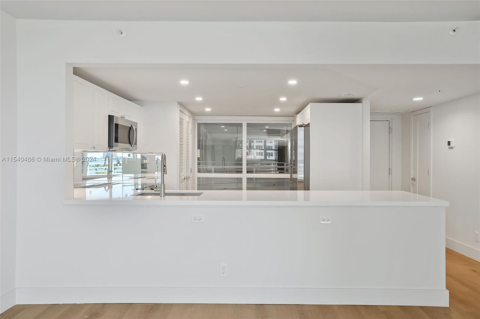 555 NE 34th St 0303, Miami, Florida 33137, 2 Bedrooms Bedrooms, ,2 BathroomsBathrooms,Residentiallease,For Rent,555 NE 34th St 0303,A11540486