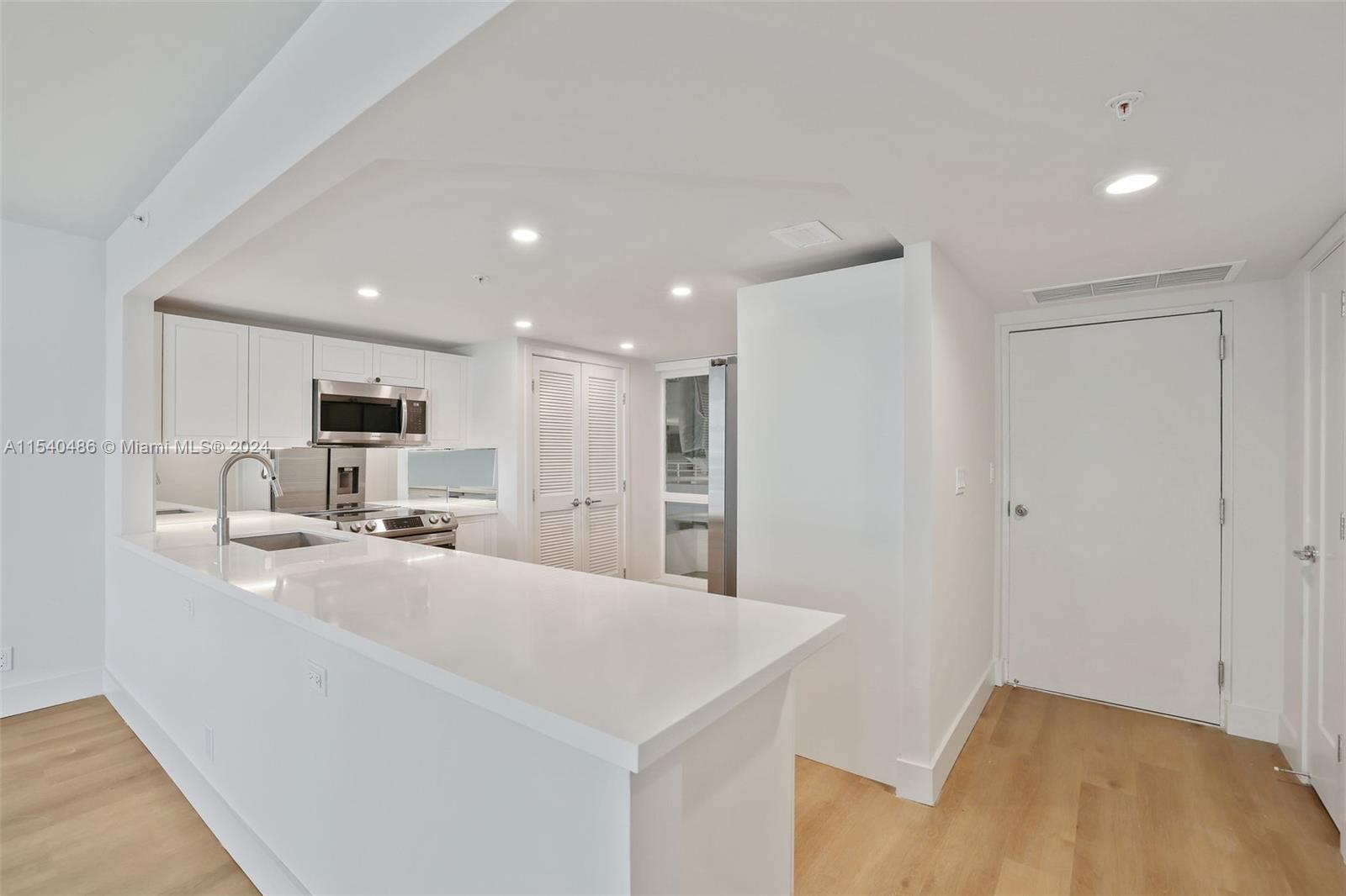 555 NE 34th St 0303, Miami, Florida 33137, 2 Bedrooms Bedrooms, ,2 BathroomsBathrooms,Residentiallease,For Rent,555 NE 34th St 0303,A11540486