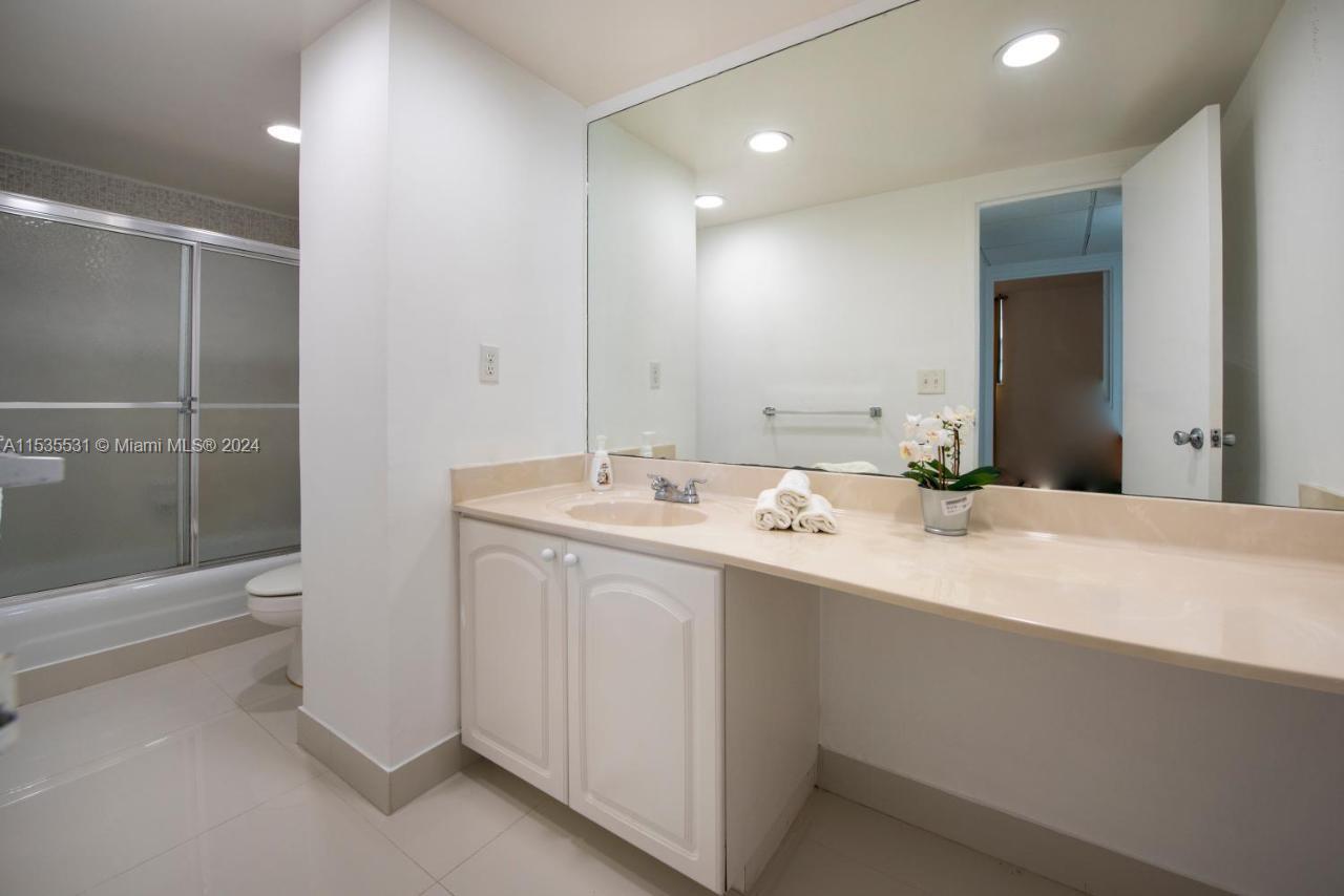 4001 S Ocean Dr 9N, Hollywood, Florida 33019, 2 Bedrooms Bedrooms, ,2 BathroomsBathrooms,Residential,For Sale,4001 S Ocean Dr 9N,A11535531