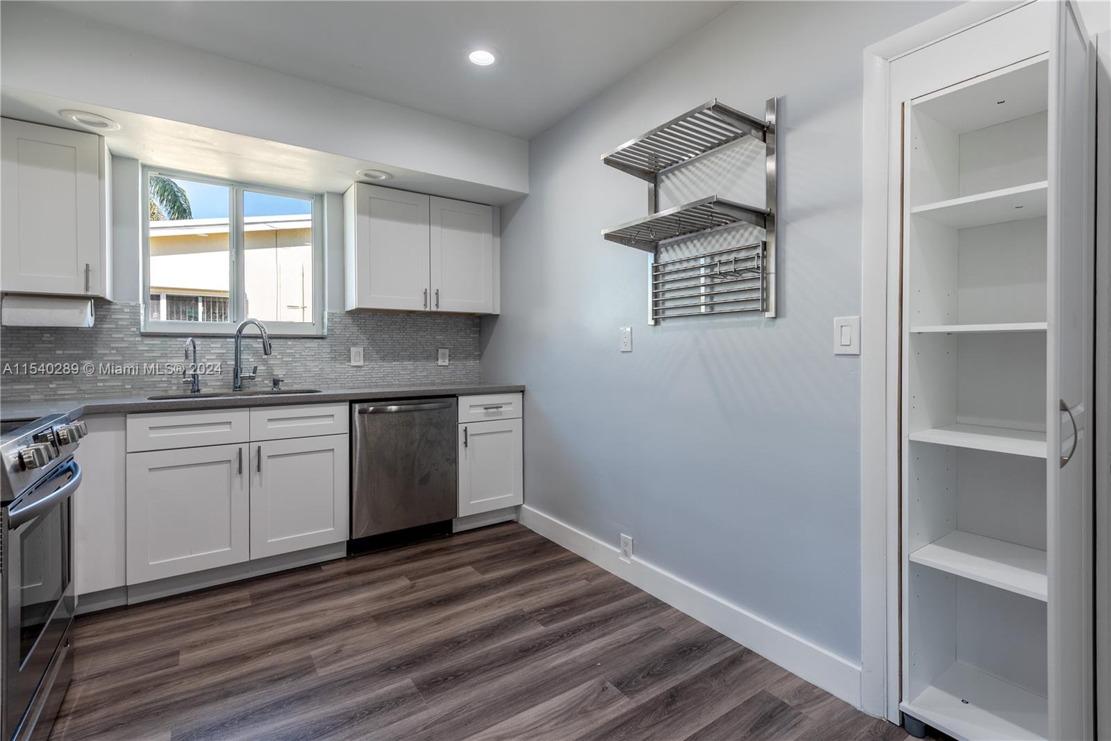 326 SE 3rd Ter, Dania Beach, Florida 33004, 3 Bedrooms Bedrooms, ,2 BathroomsBathrooms,Residentiallease,For Rent,326 SE 3rd Ter,A11540289