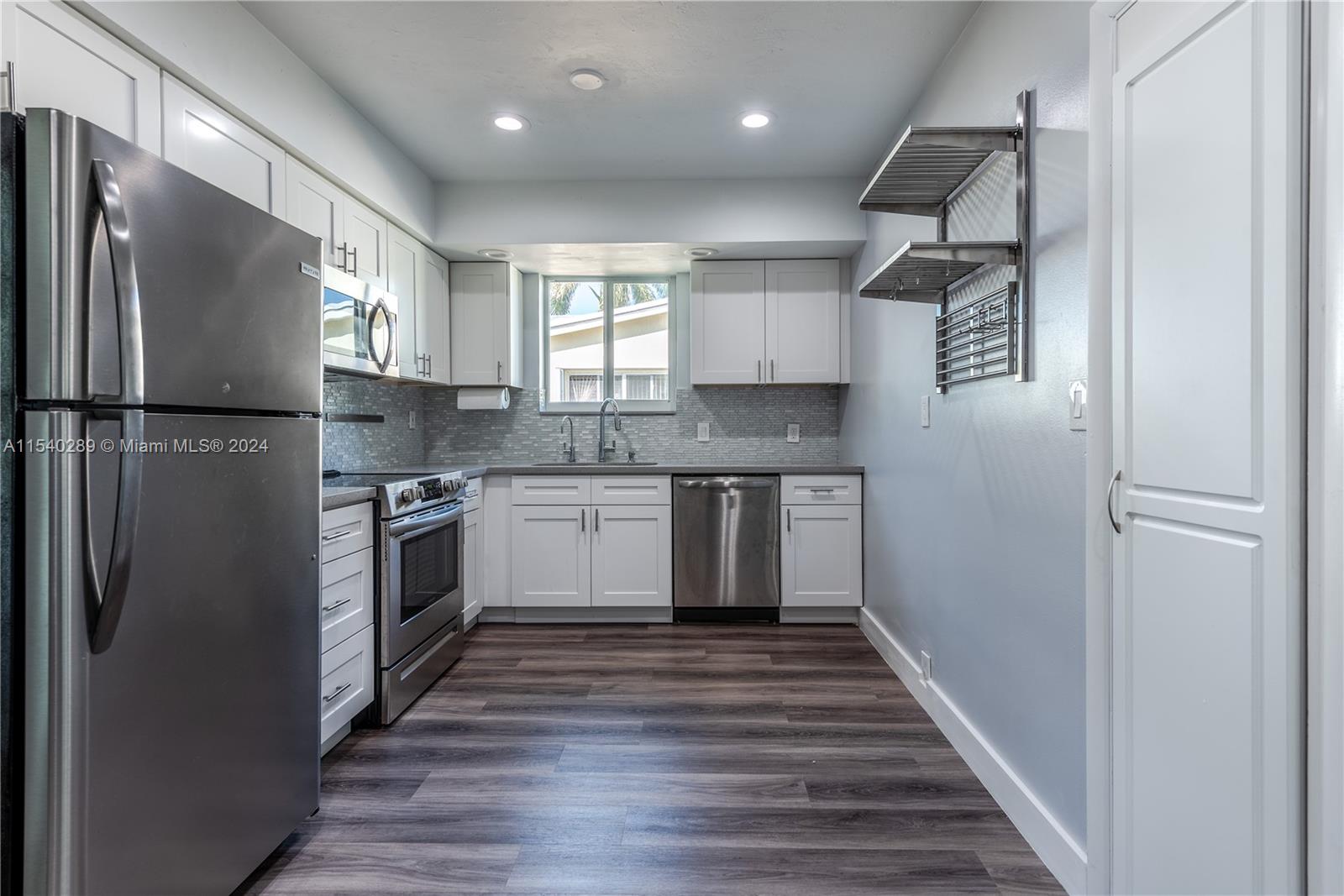 326 SE 3rd Ter, Dania Beach, Florida 33004, 3 Bedrooms Bedrooms, ,2 BathroomsBathrooms,Residentiallease,For Rent,326 SE 3rd Ter,A11540289