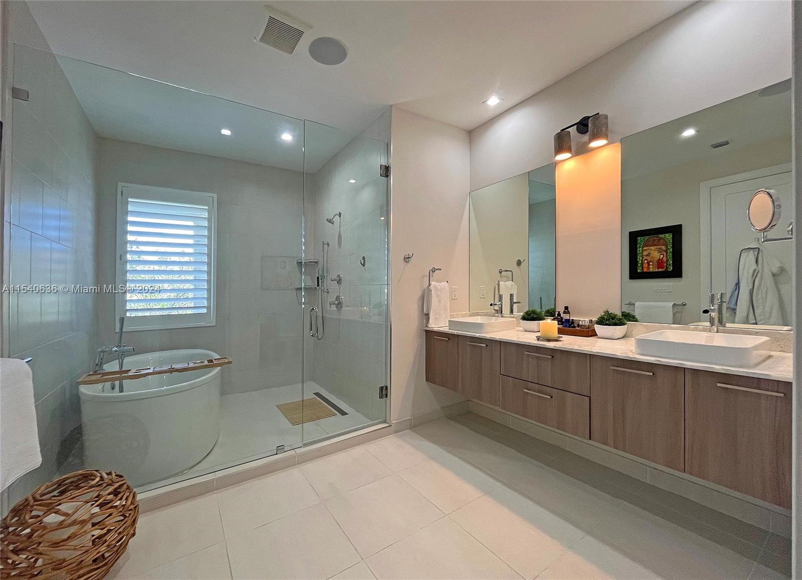 8233 NW 47th Ln, Doral, Florida 33166, 3 Bedrooms Bedrooms, ,3 BathroomsBathrooms,Residential,For Sale,8233 NW 47th Ln,A11540636