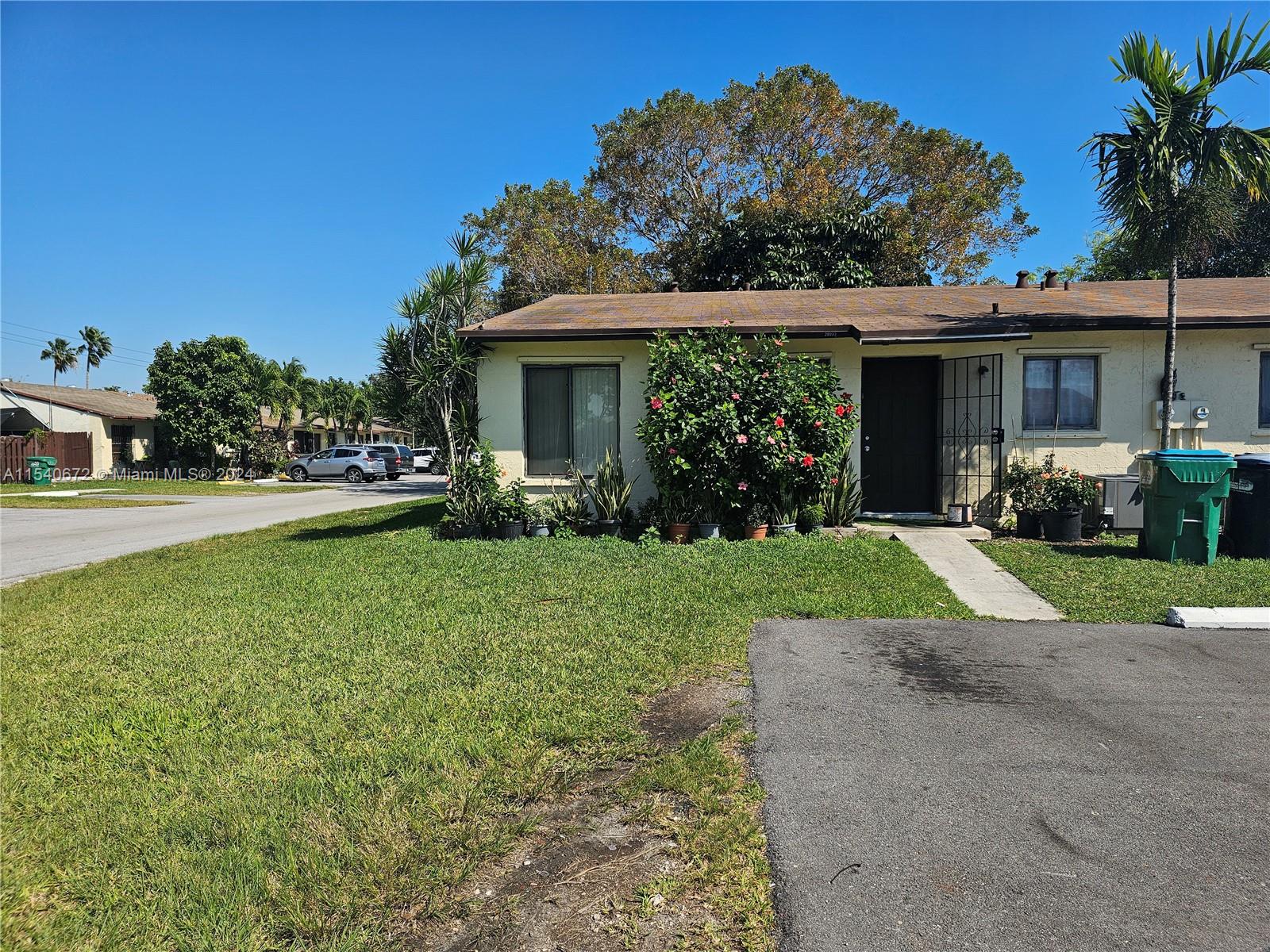 Incredible opportunity at Leisure City in Homestead, for 1st buyers/investors. This unit is a CORNER single story house featuring 2 bedrooms and 1-1/2 bathrooms. Very low taxes and an association fee. 2 parking spaces in front of Townhouse.
Near shopping center and 11 mins from Homestead Air Reserve, Wallmart and schools. Don't miss this
opportunitty !