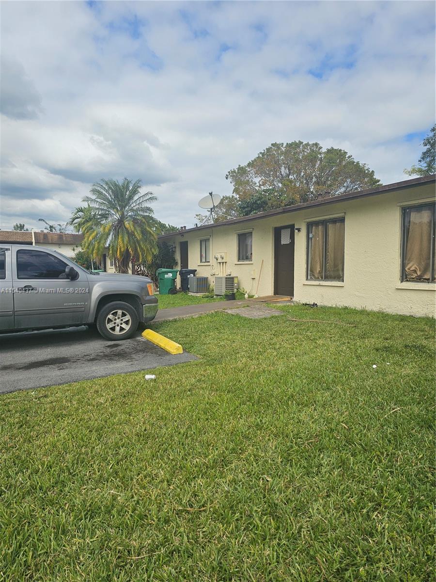 Incredible opportunity at Leisure City in Homestead, for 1st buyers/investors. This unit is a CORNER single story house featuring 2 bedrooms and 1-1/2 bathrooms. Very low taxes and an association fee. 2 Parking spaces in front of Townhouse.  Near shopping center and 11 mins from Homestead Air Reserve, Wallmart and schools. Don't miss this opportunitty !
