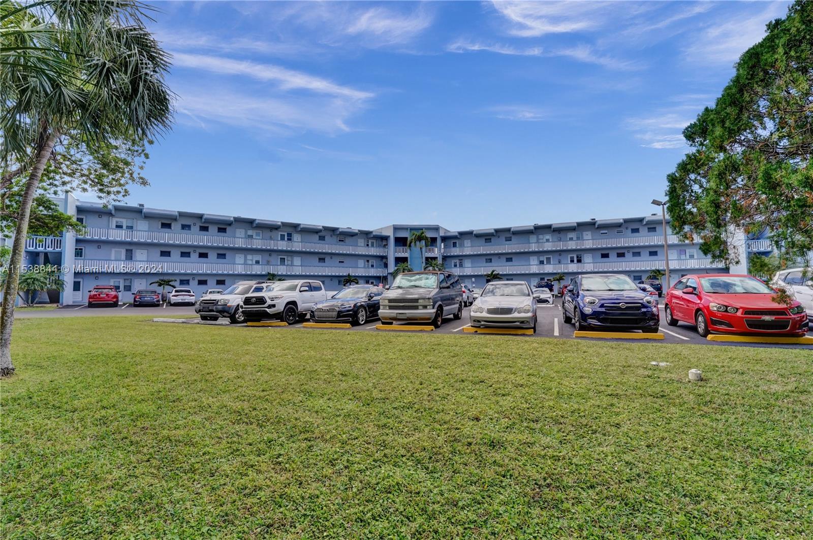 2200 Park Ln 101, Hollywood, Florida 33021, 2 Bedrooms Bedrooms, ,2 BathroomsBathrooms,Residential,For Sale,2200 Park Ln 101,A11538844