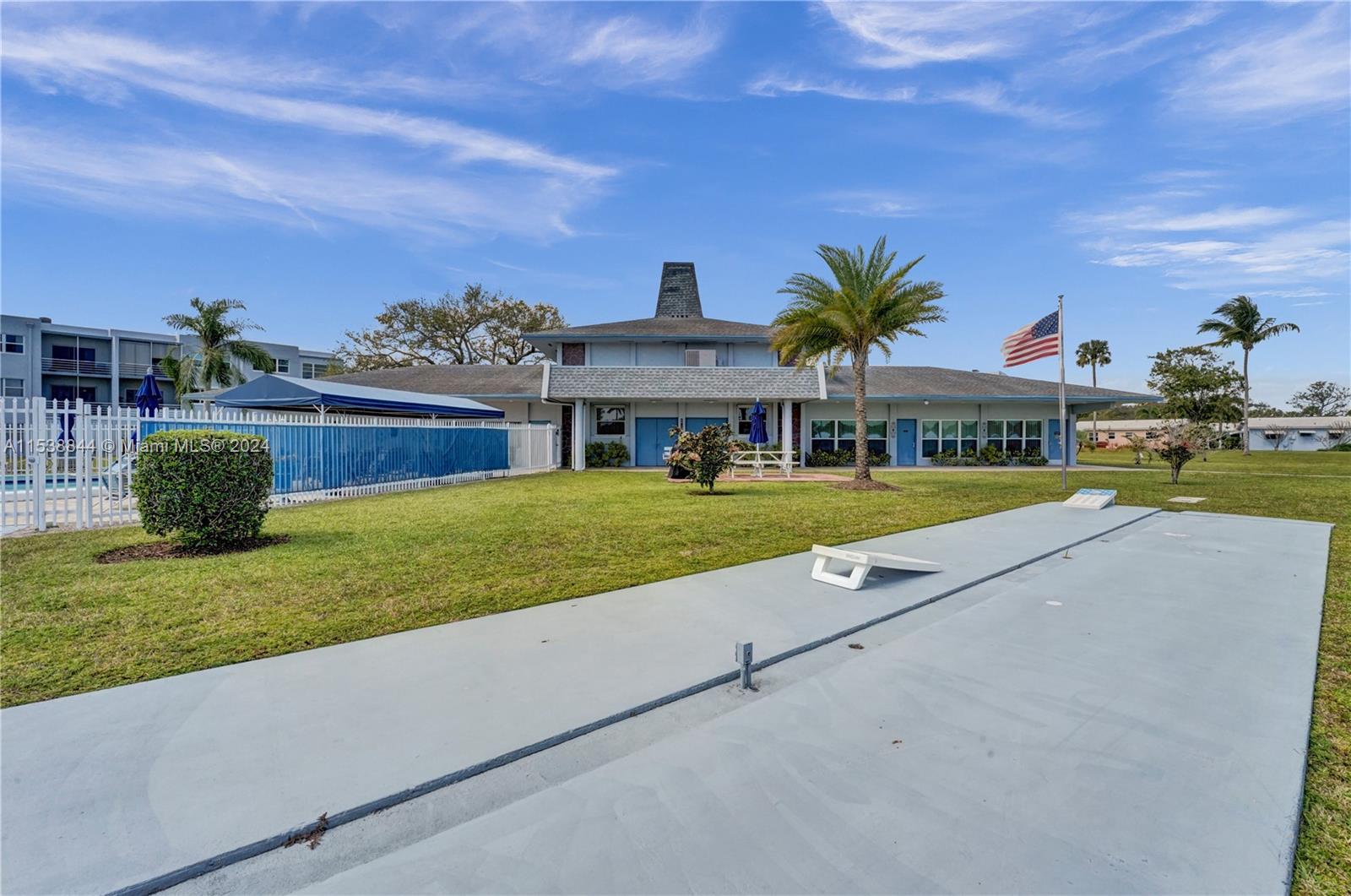 2200 Park Ln 101, Hollywood, Florida 33021, 2 Bedrooms Bedrooms, ,2 BathroomsBathrooms,Residential,For Sale,2200 Park Ln 101,A11538844