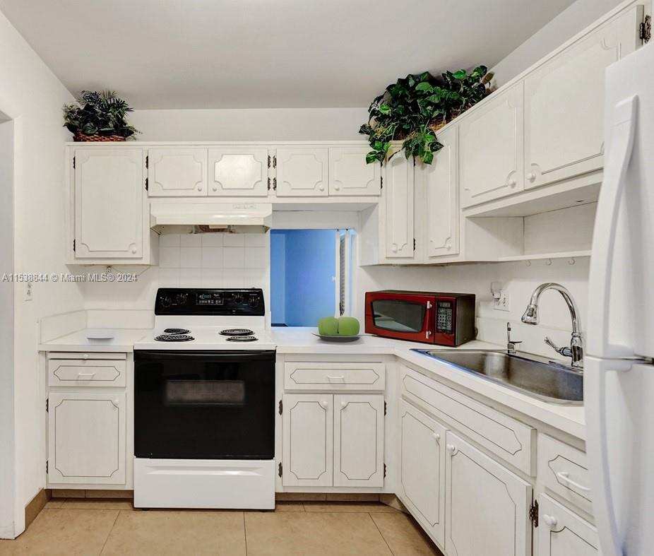 2200 Park Ln 101, Hollywood, Florida 33021, 2 Bedrooms Bedrooms, ,2 BathroomsBathrooms,Residential,For Sale,2200 Park Ln 101,A11538844