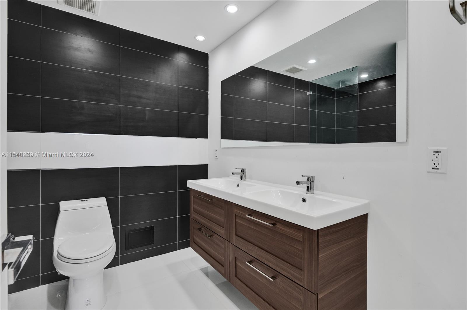 Primary Bathroom w/Dual Sinks