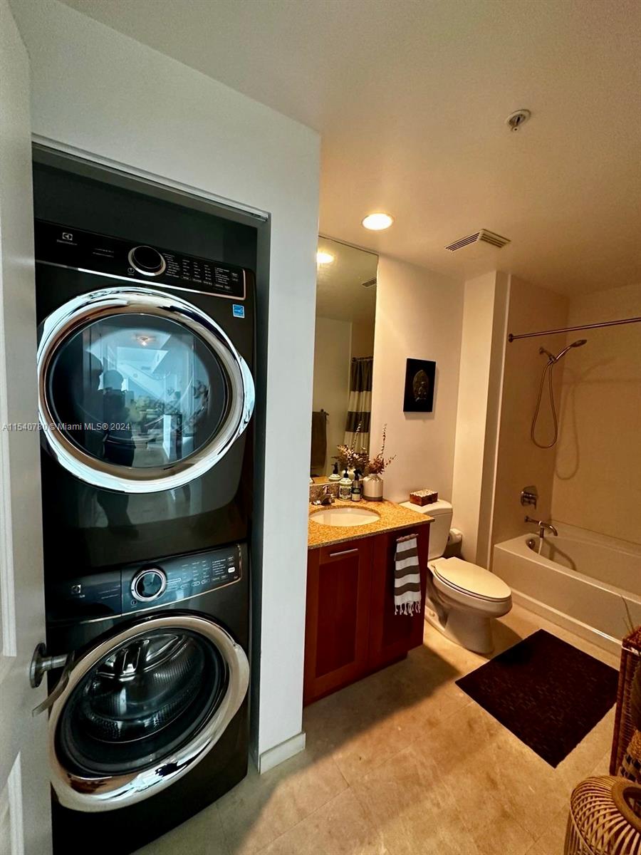 186 SE 12th Ter 2305, Miami, Florida 33131, 2 Bedrooms Bedrooms, ,2 BathroomsBathrooms,Residentiallease,For Rent,186 SE 12th Ter 2305,A11540780