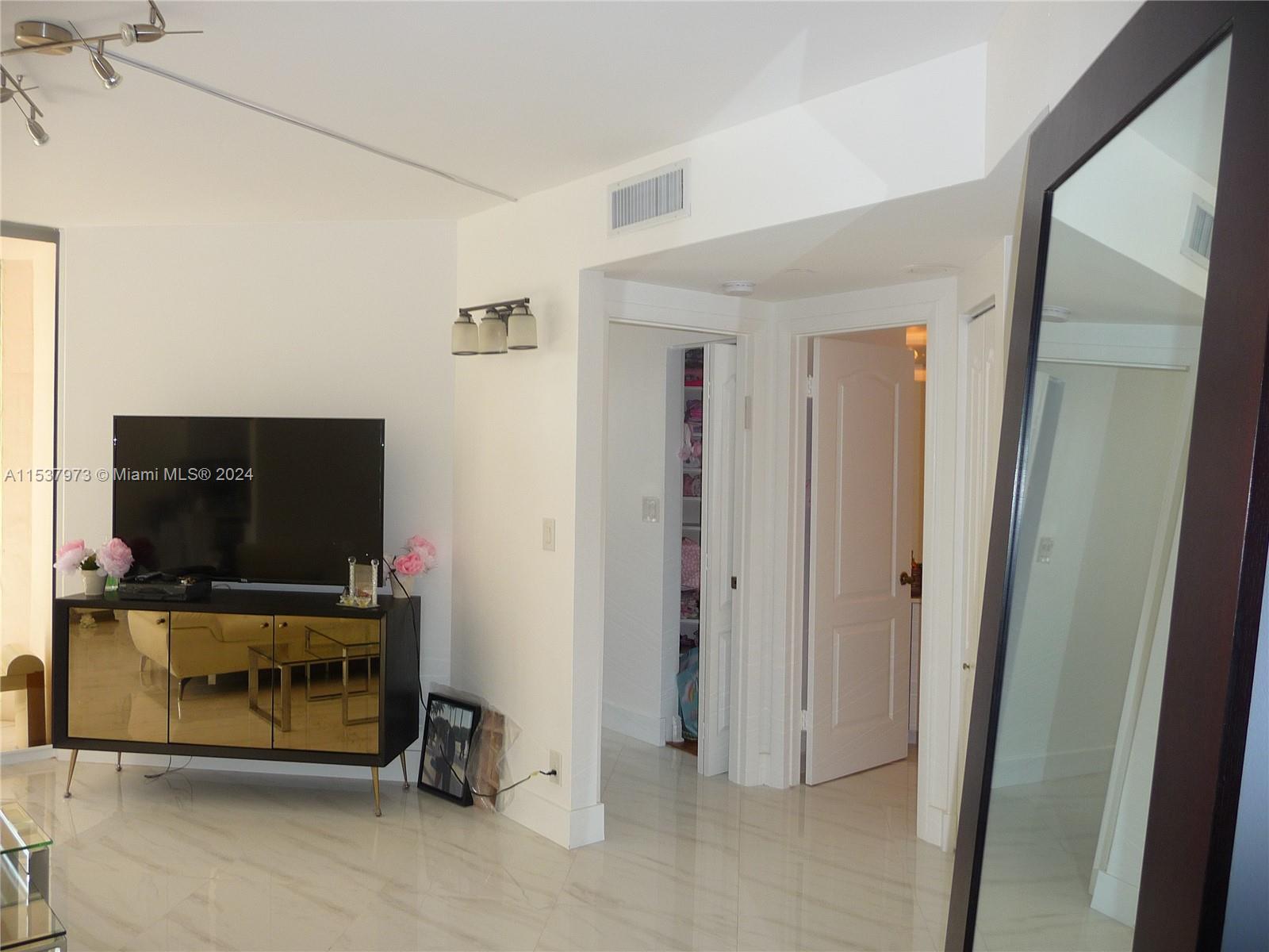 20185 E Country Club Dr 1104, Aventura, Florida 33180, 2 Bedrooms Bedrooms, ,2 BathroomsBathrooms,Residentiallease,For Rent,20185 E Country Club Dr 1104,A11537973