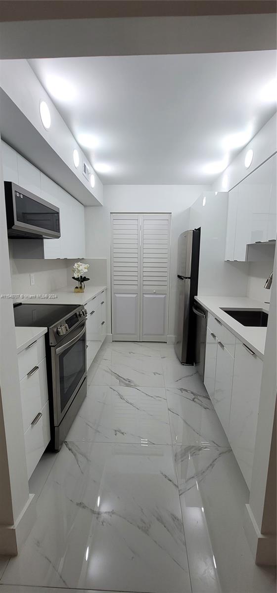 500 NE 2nd St 313, Dania Beach, Florida 33004, 2 Bedrooms Bedrooms, ,2 BathroomsBathrooms,Residentiallease,For Rent,500 NE 2nd St 313,A11540707